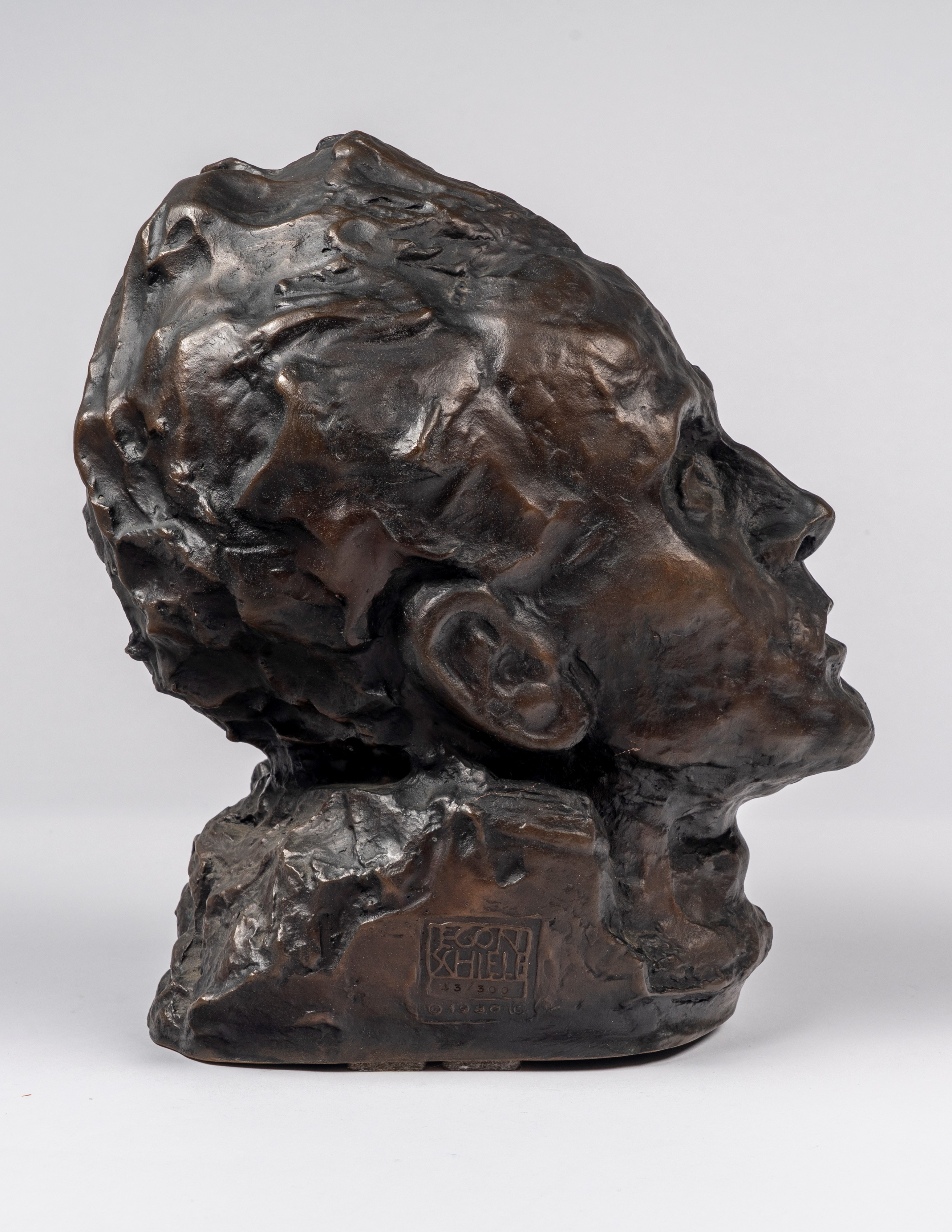 Egon Schiele - Self-portrait, bronzo a patina bruna