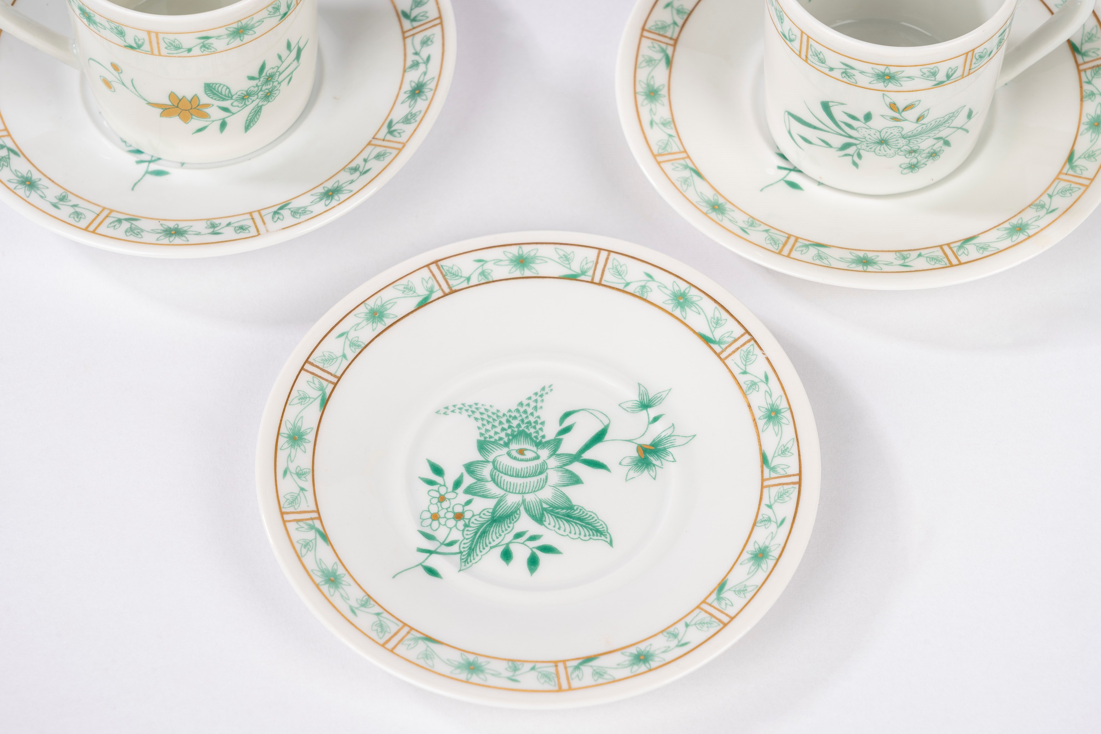 L. Bernardaud, Servizio da caffè in porcellana bianca con decorazione in oro e verde (Limoges)