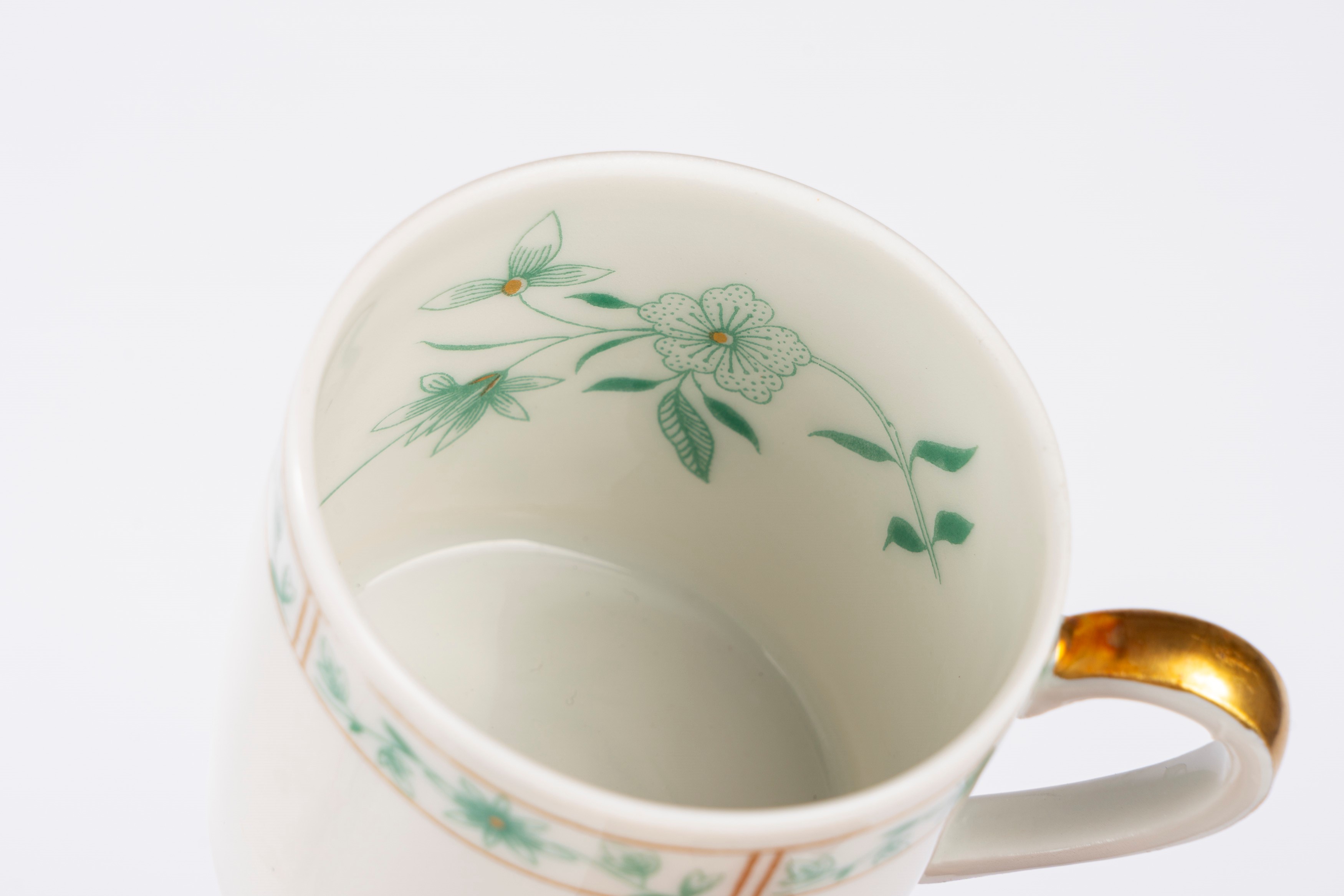 L. Bernardaud, Servizio da caffè in porcellana bianca con decorazione in oro e verde (Limoges)