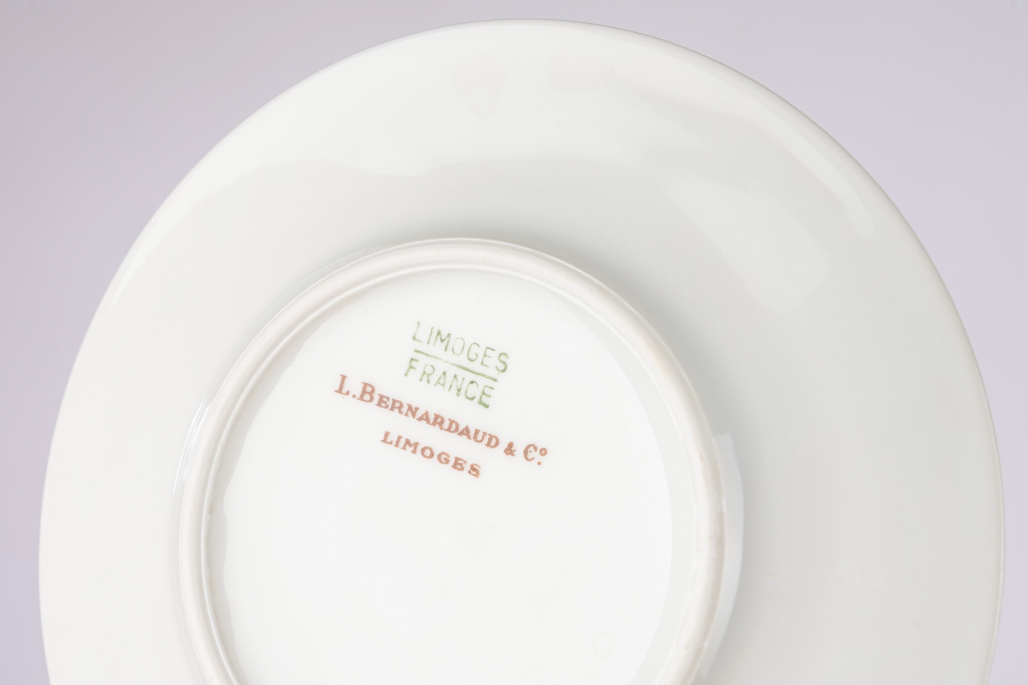 L. Bernardaud, Servizio da caffè in porcellana bianca con decorazione in oro e verde (Limoges)