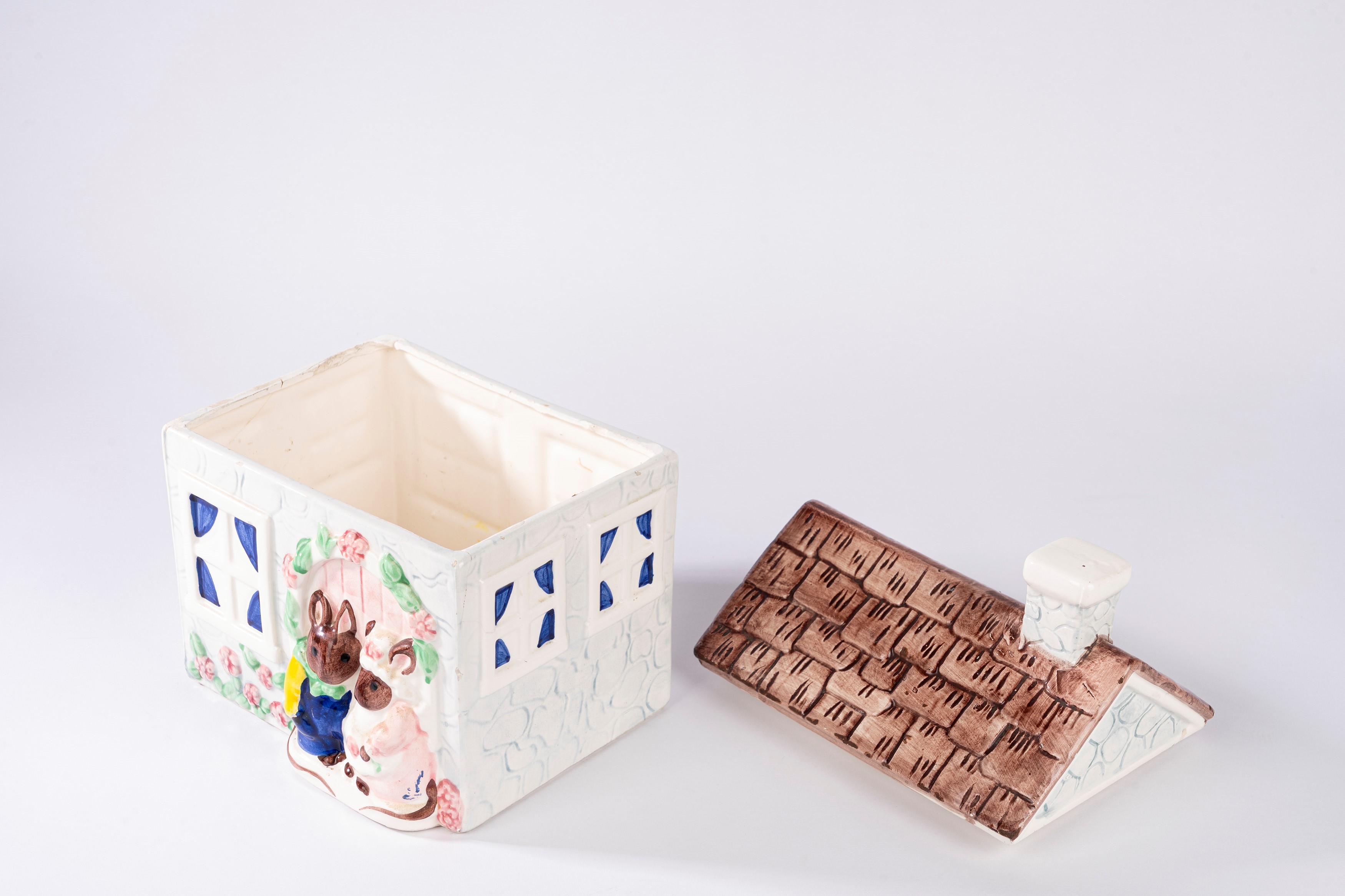 Biscottiera in ceramica policroma a forma di casetta