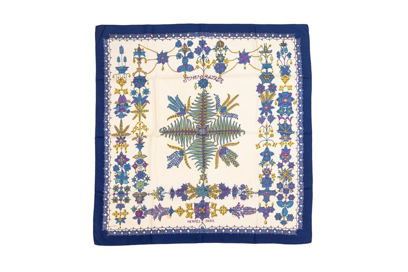 Hermès - Foulard Scheherazade, twill di seta fondo panna con bordo blu (1966)