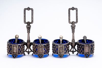 Coppia di sale e pepe in argento con vaschette in vetro blu, Europa (prima metà XX secolo)