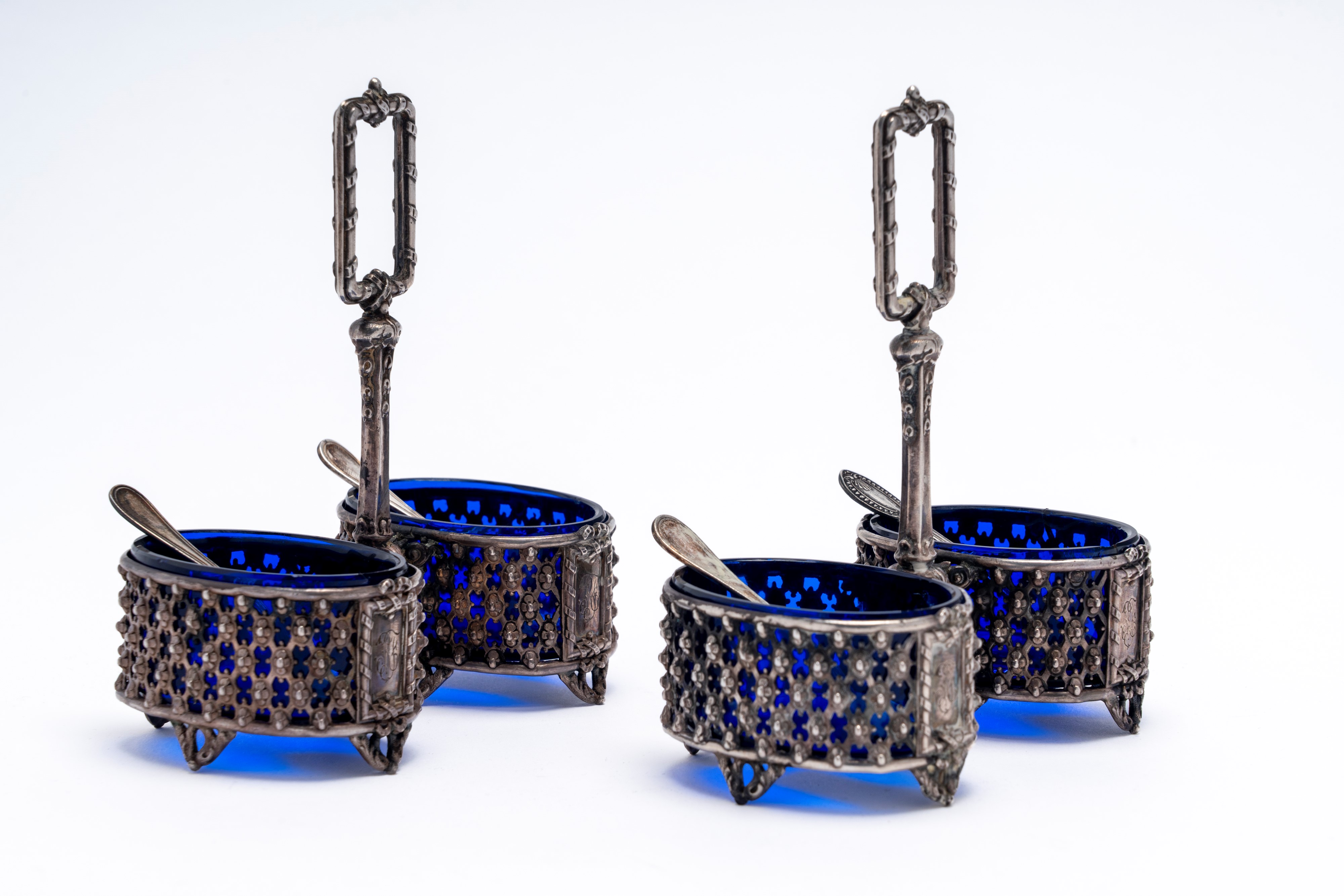 Coppia di sale e pepe in argento con vaschette in vetro blu, Europa (prima metà XX secolo)