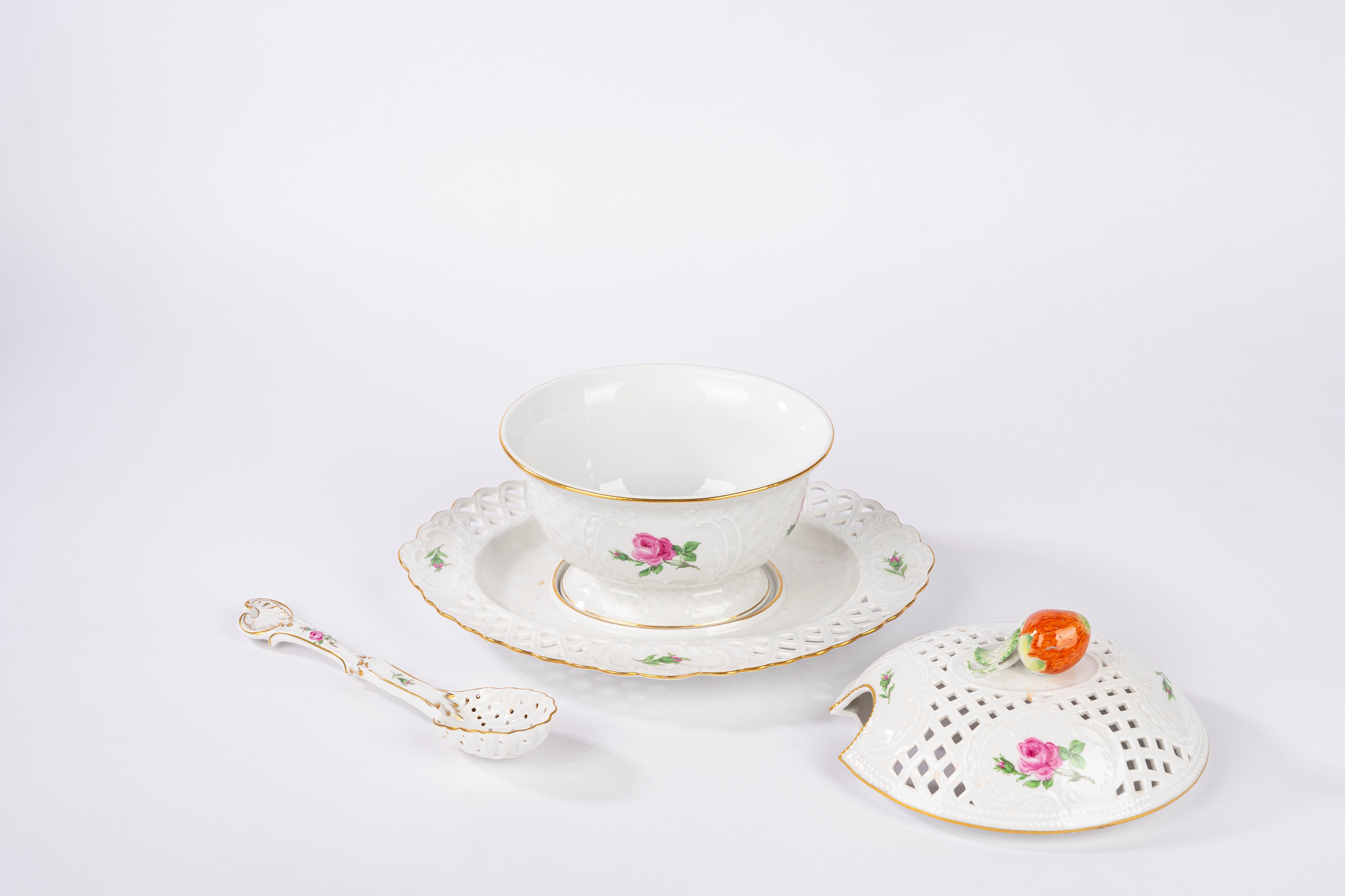 Meissen, Piccola zuppiera in porcellana decorata in policromia, con coperchio, cucchiaio e vassoi...