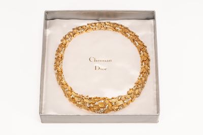 Collier snodato con elementi in metallo dorato satinato e strass, 1968