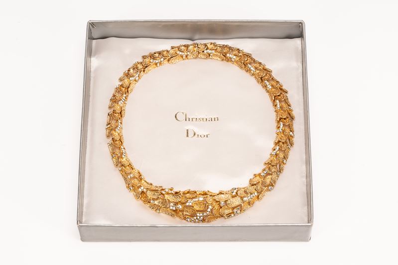 Grosse per Christian Dior - Collier snodato con elementi in metallo dorato satinato e strass, 196...