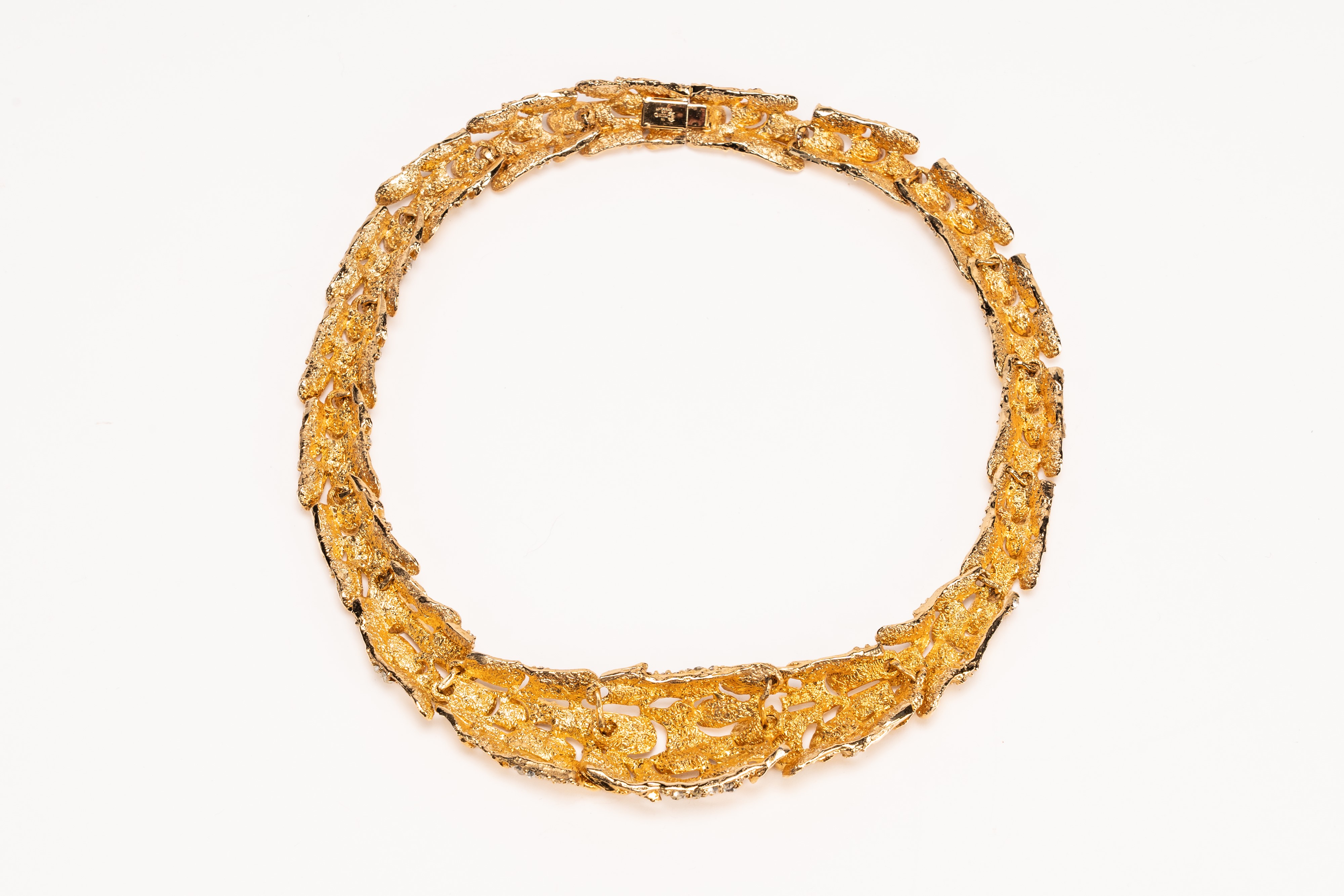Grosse per Christian Dior - Collier snodato con elementi in metallo dorato satinato e strass, 196...