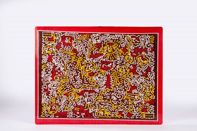 Keith Haring (stile), Vassoio in plastica con motivi decorativi stilizzati, Café des Arts