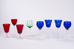 Otto calici in vetro e cristallo in colori diversi