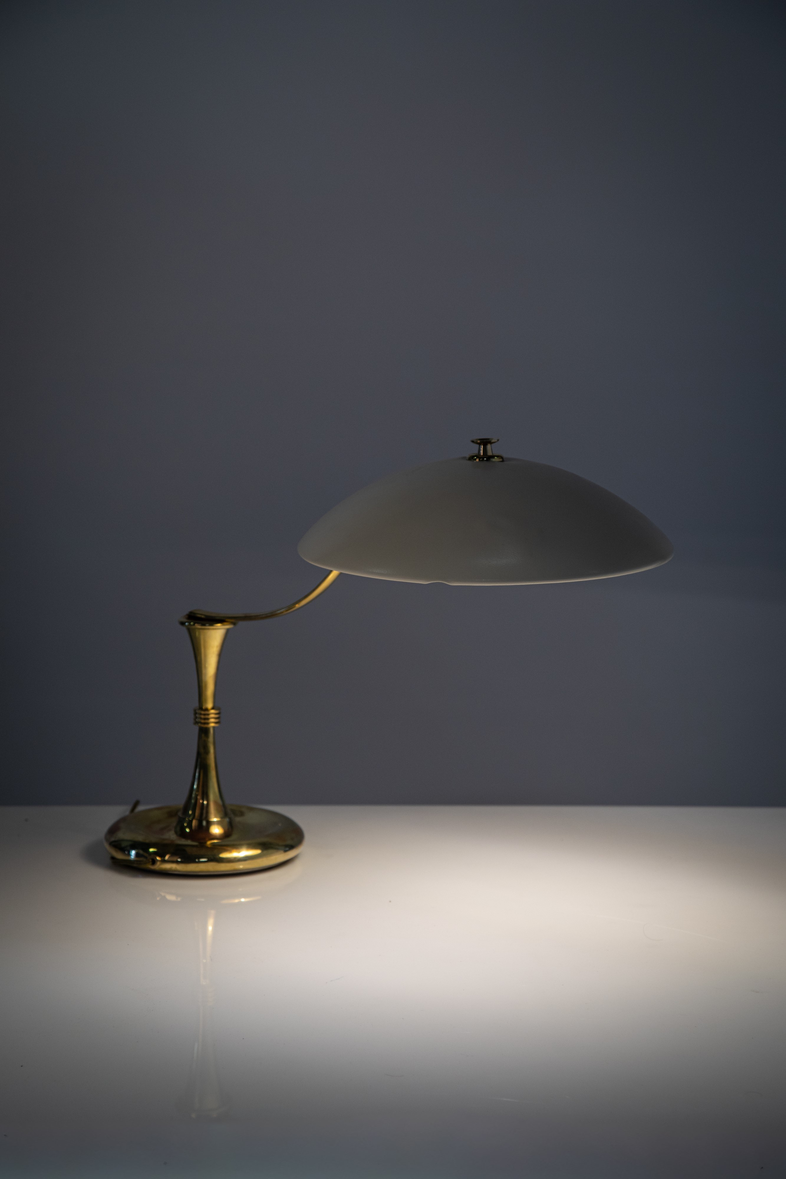 Oscar Torlasco - Lampada da tavolo in ottone e metallo verniciato (stile Art Déco), 1950 circa