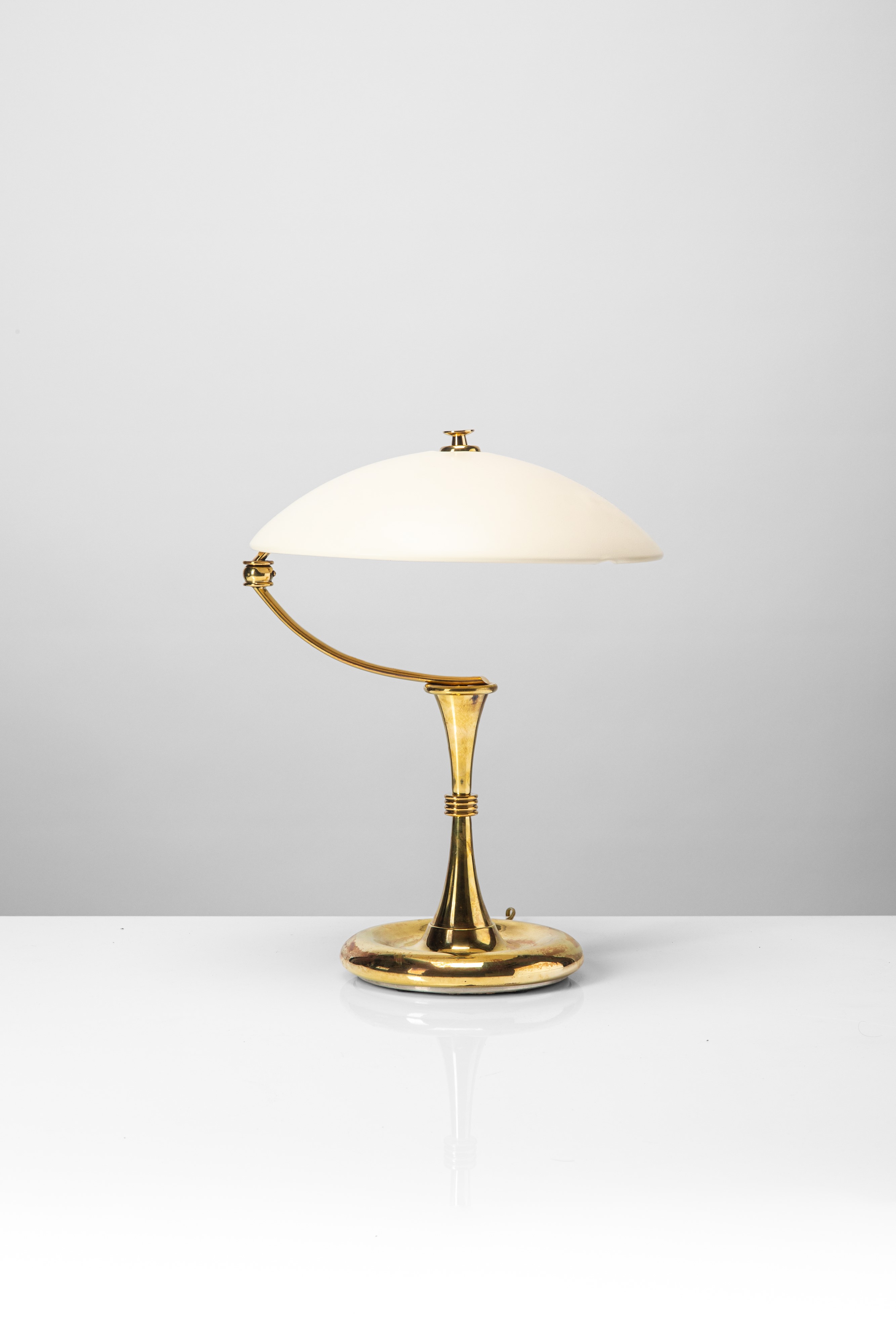 Oscar Torlasco - Lampada da tavolo in ottone e metallo verniciato (stile Art Déco), 1950 circa