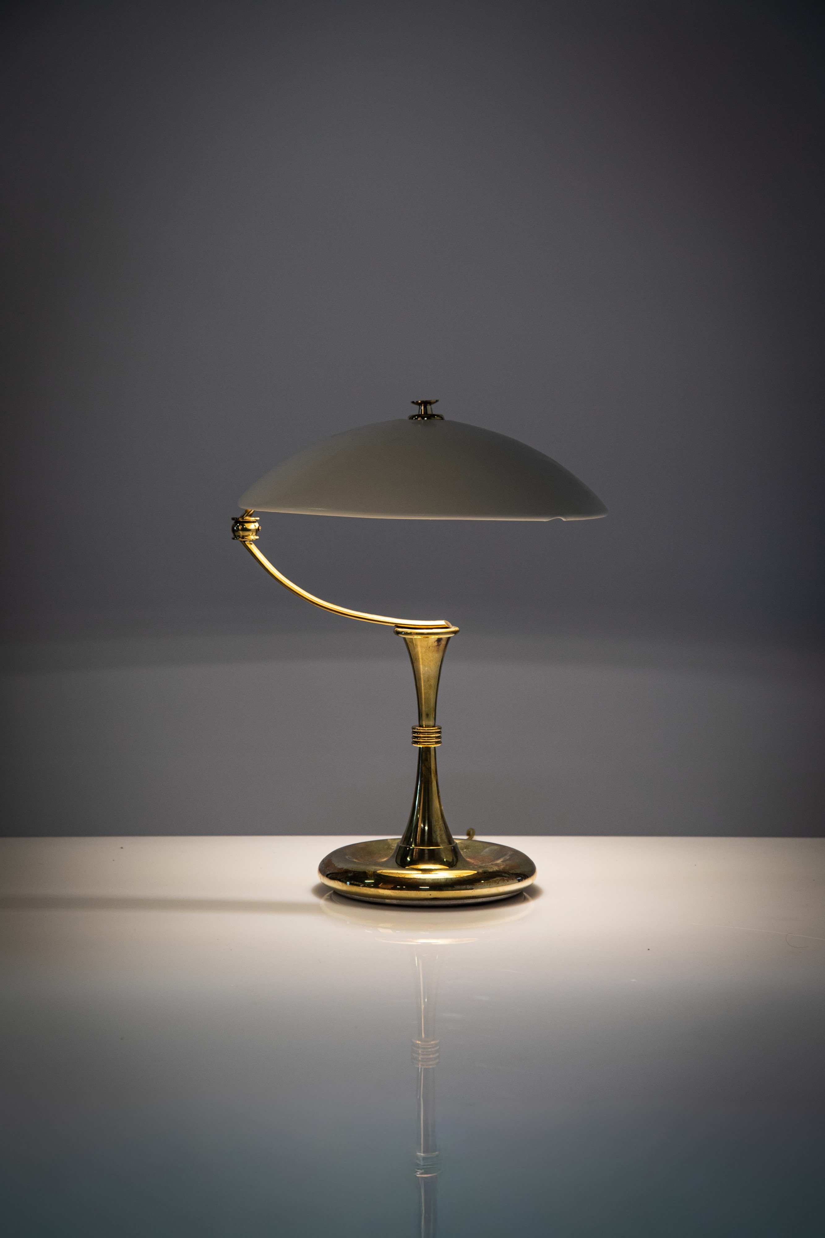 Oscar Torlasco - Lampada da tavolo in ottone e metallo verniciato (stile Art Déco), 1950 circa