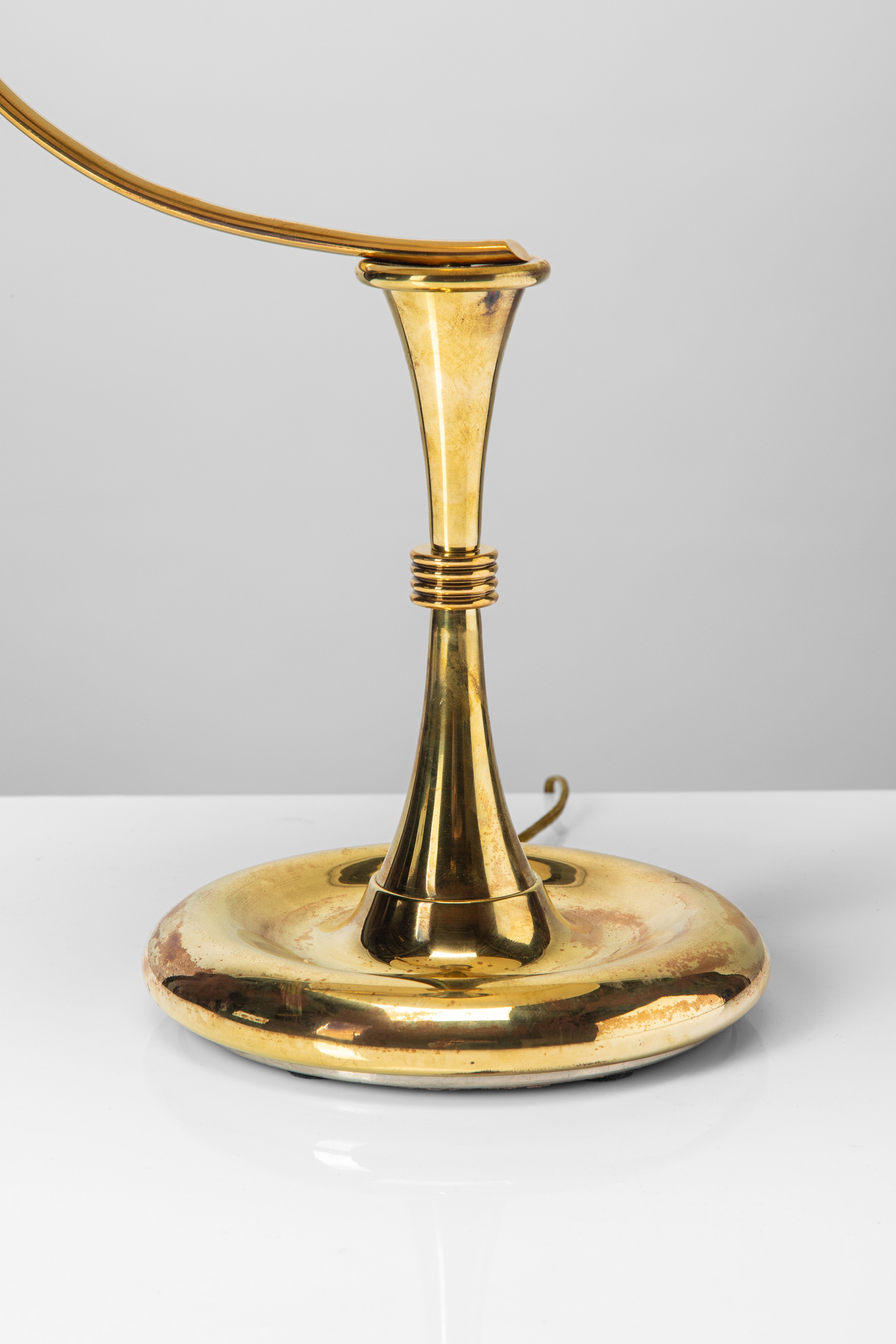 Oscar Torlasco - Lampada da tavolo in ottone e metallo verniciato (stile Art Déco), 1950 circa
