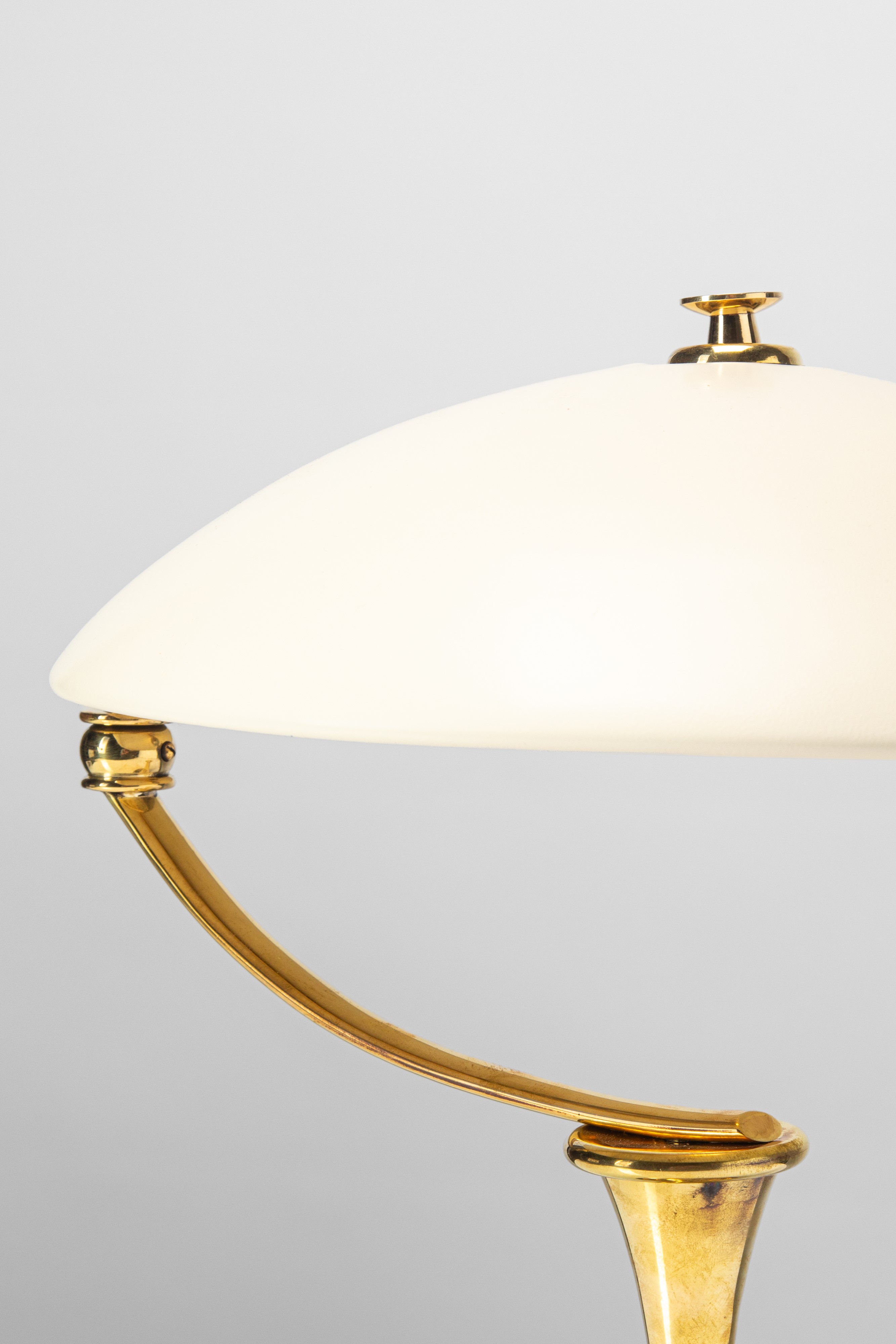 Oscar Torlasco - Lampada da tavolo in ottone e metallo verniciato (stile Art Déco), 1950 circa