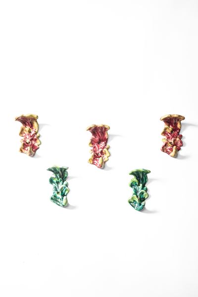 Set di cinque ganci appendiabiti in ceramica, circa 1950