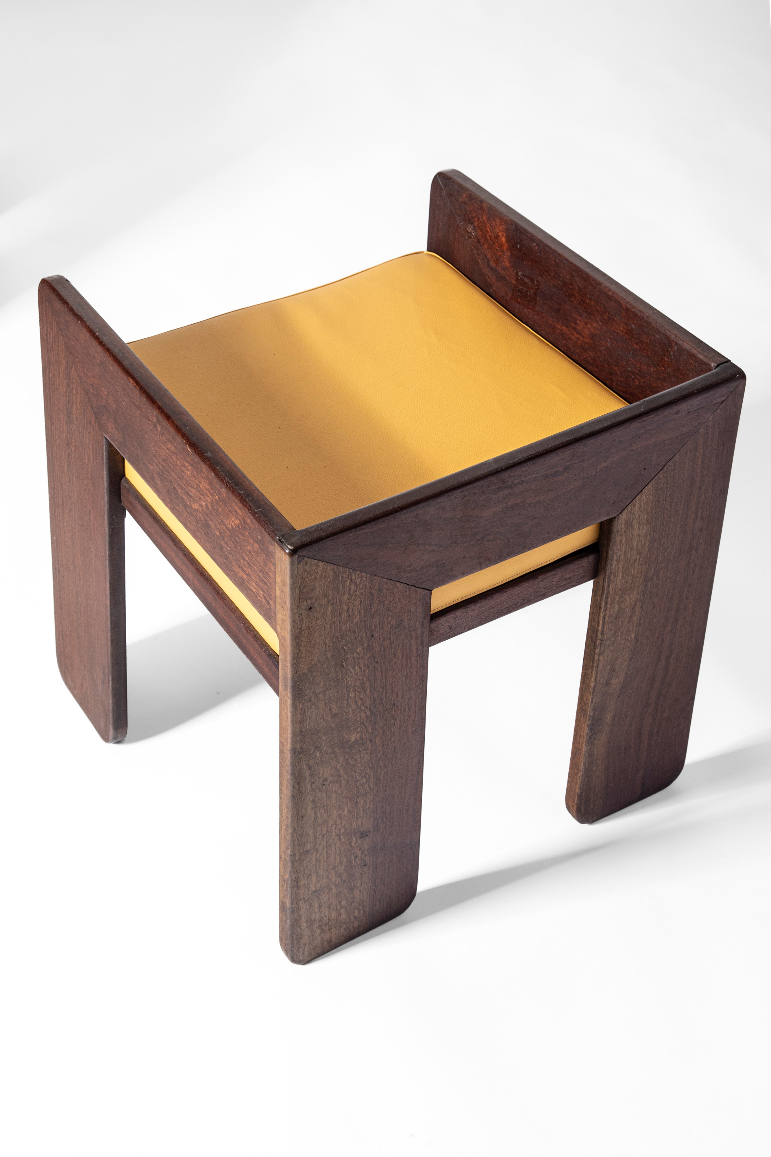 Manifattura Italiana - Coppia di panchette in legno e ecopelle (disegno, 1960 circa)