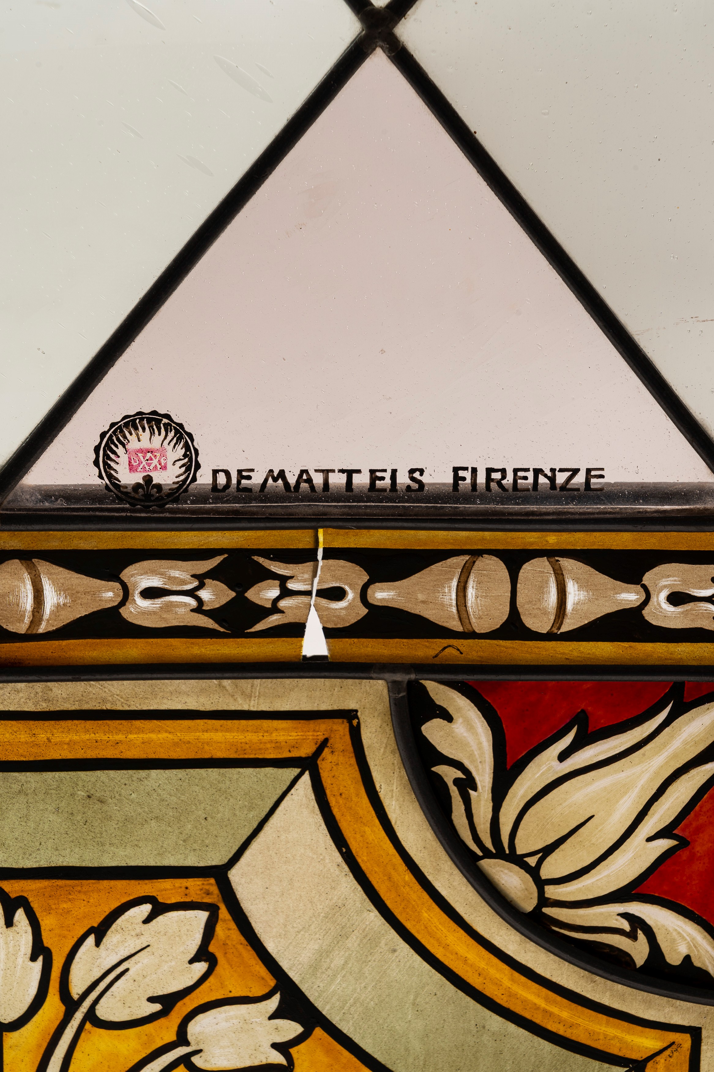 De Matteis (Firenze), Vetrata singola e coppia di vetrate dipinte a grottesche, inizi secolo XX