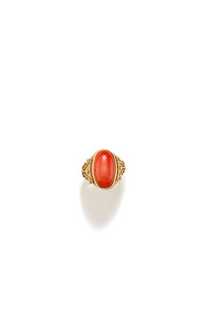 Anello con corallo