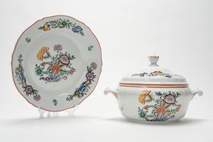 Polychrome-decorated porcelain tureen with tray. Ginori, 20th century.