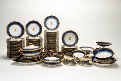 Servizio da Tavola in Porcellana Bianca con Fascia Blu Cobalto Sfumata, Decori in Oro a Rilievo L...