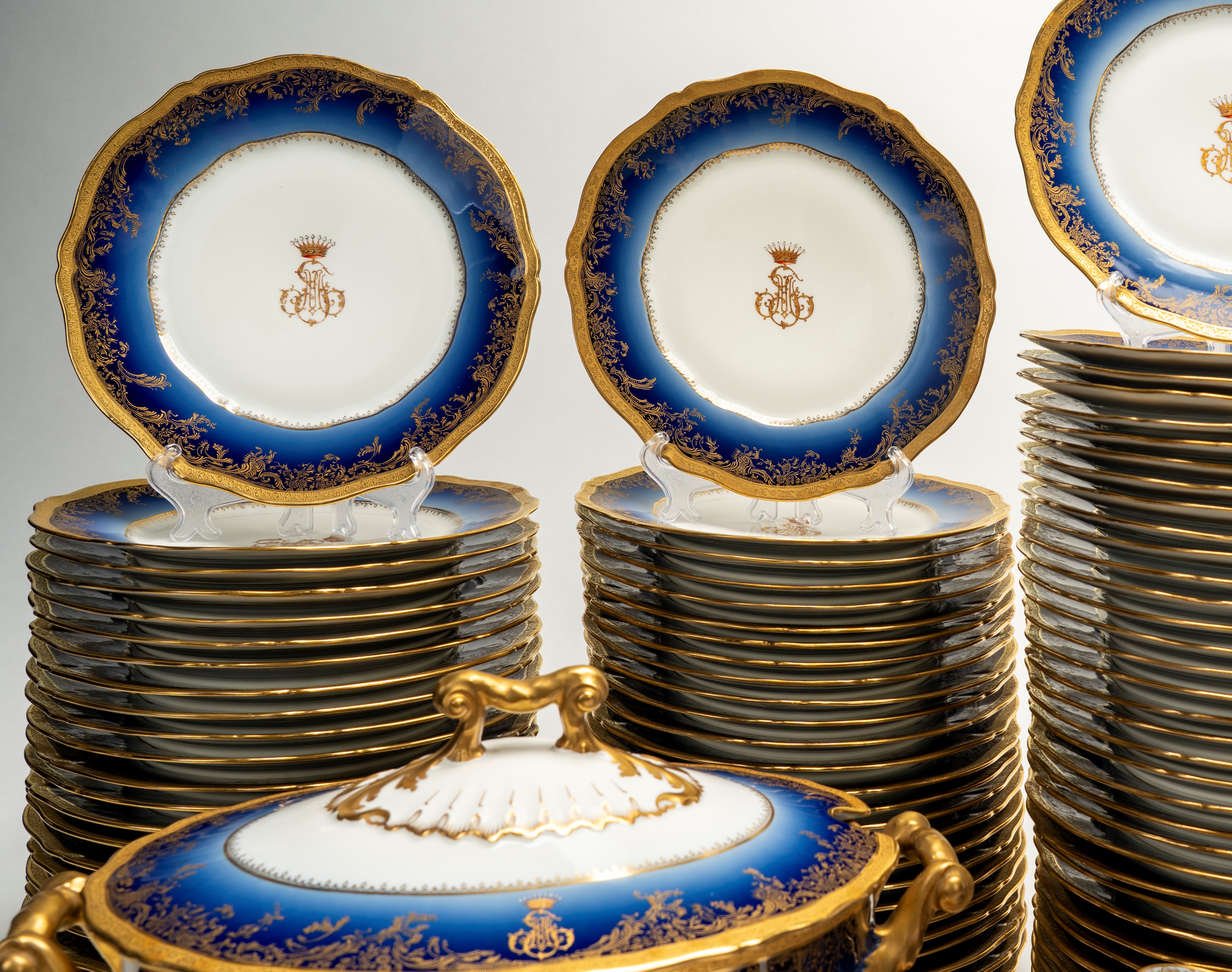 Servizio da Tavola in Porcellana Bianca con Fascia Blu Cobalto Sfumata, Decori in Oro a Rilievo L...
