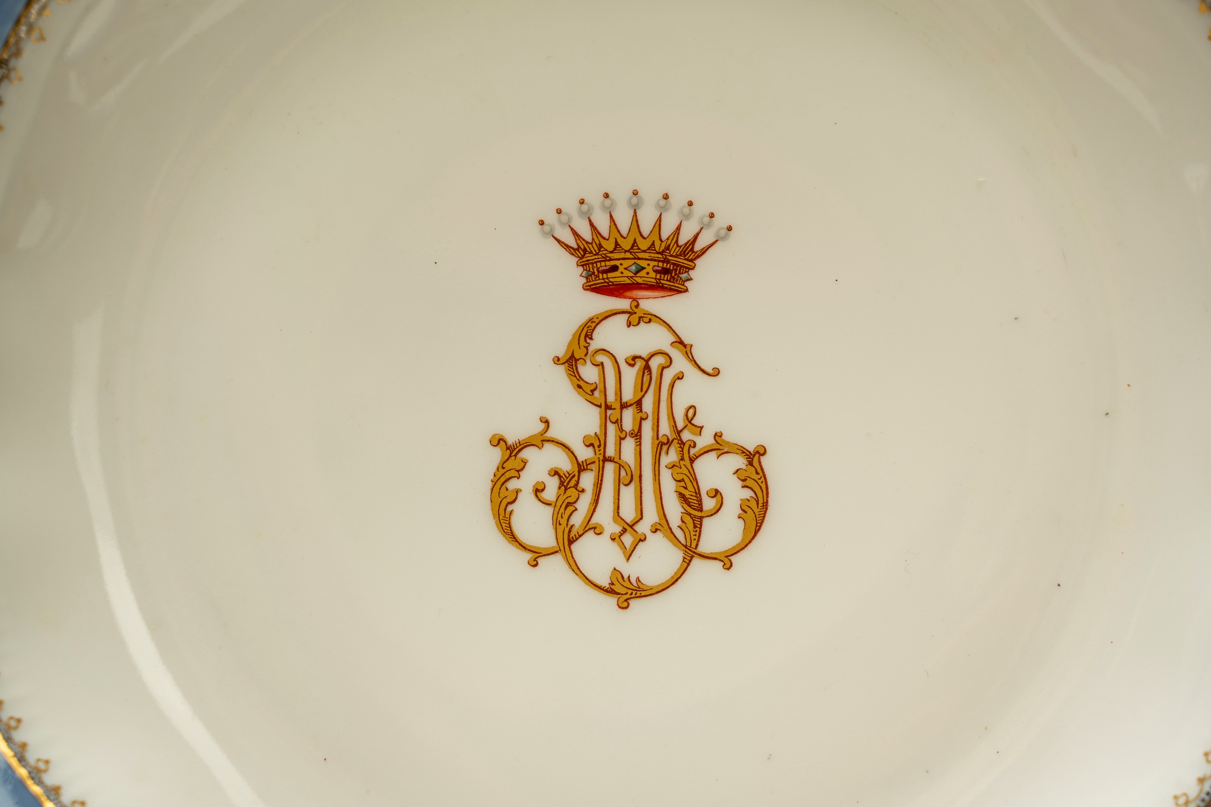 Servizio da Tavola in Porcellana Bianca con Fascia Blu Cobalto Sfumata, Decori in Oro a Rilievo L...