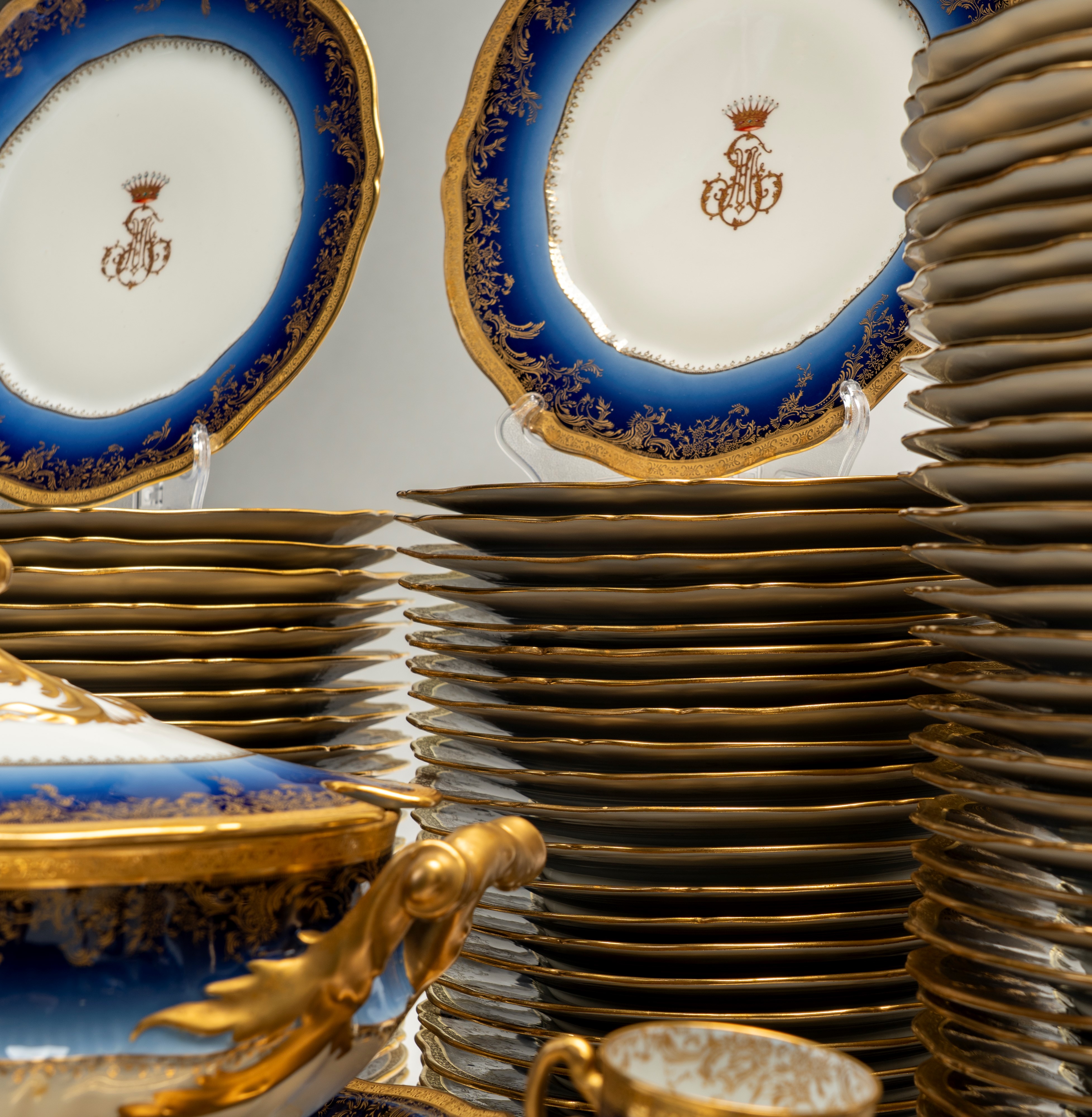 Servizio da Tavola in Porcellana Bianca con Fascia Blu Cobalto Sfumata, Decori in Oro a Rilievo L...