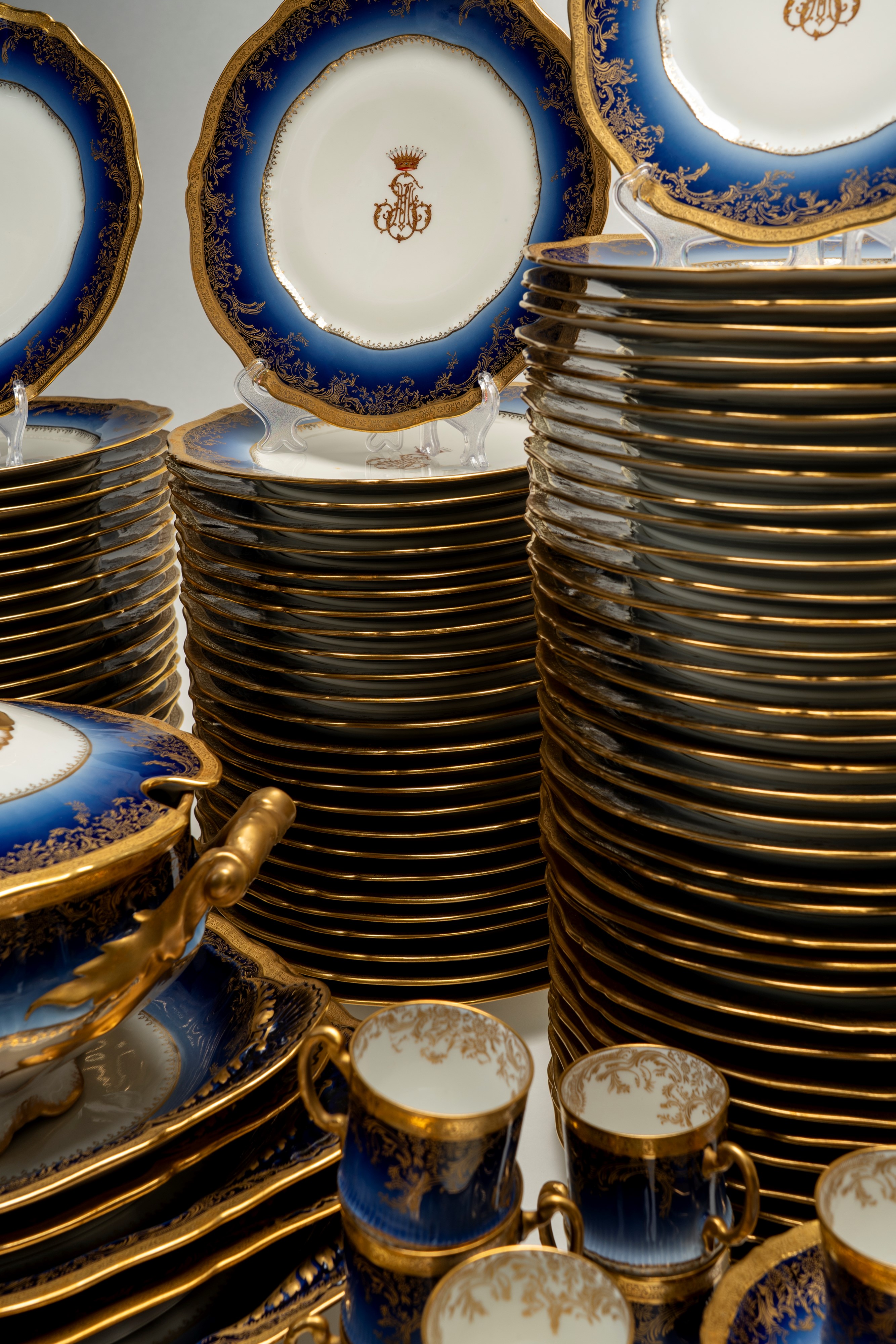 Servizio da Tavola in Porcellana Bianca con Fascia Blu Cobalto Sfumata, Decori in Oro a Rilievo L...