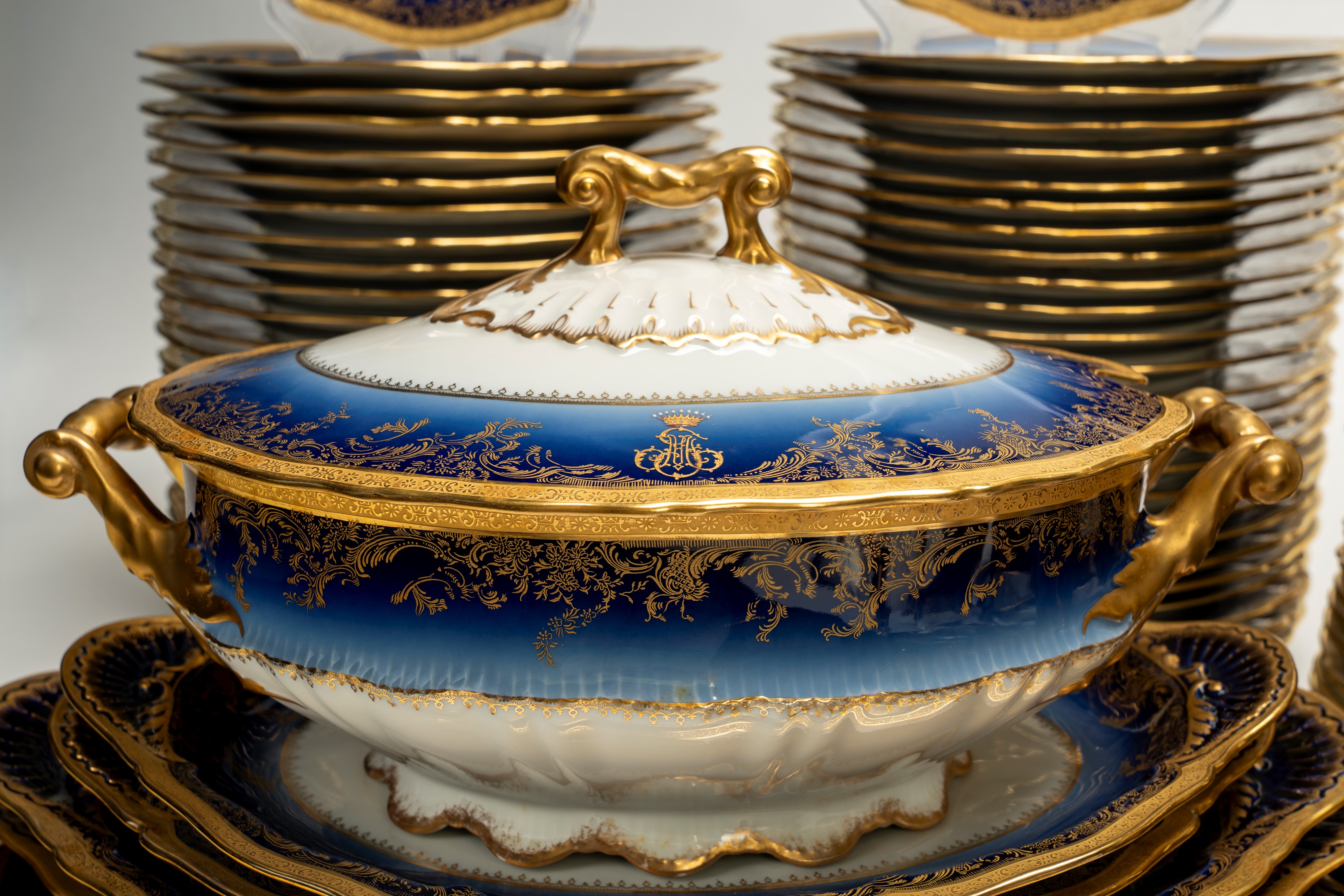 Servizio da Tavola in Porcellana Bianca con Fascia Blu Cobalto Sfumata, Decori in Oro a Rilievo L...