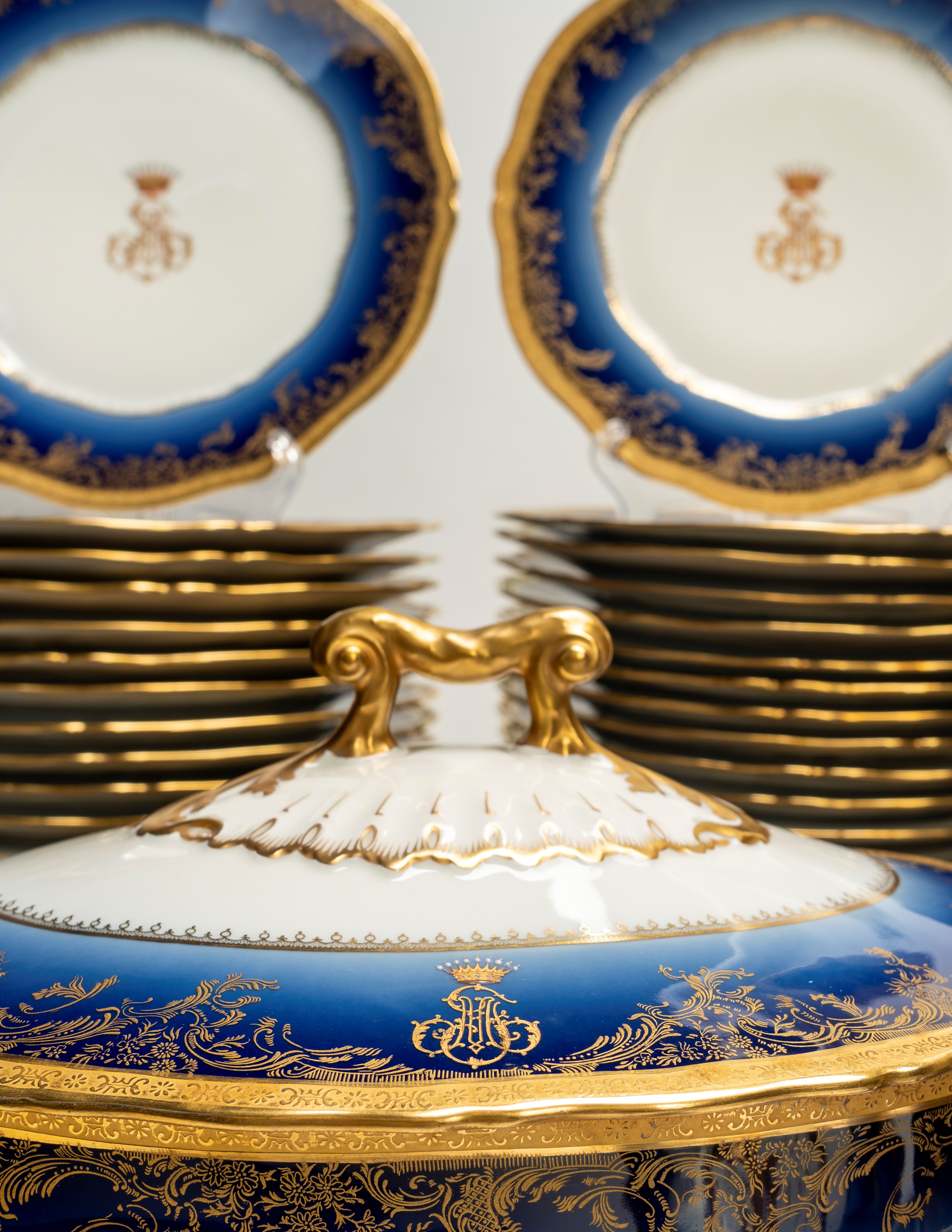 Servizio da Tavola in Porcellana Bianca con Fascia Blu Cobalto Sfumata, Decori in Oro a Rilievo L...