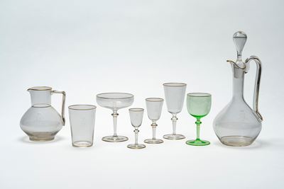 Servizio di Bicchieri in Cristallo con Profili Dorati e Monogramma Coronato Inciso.