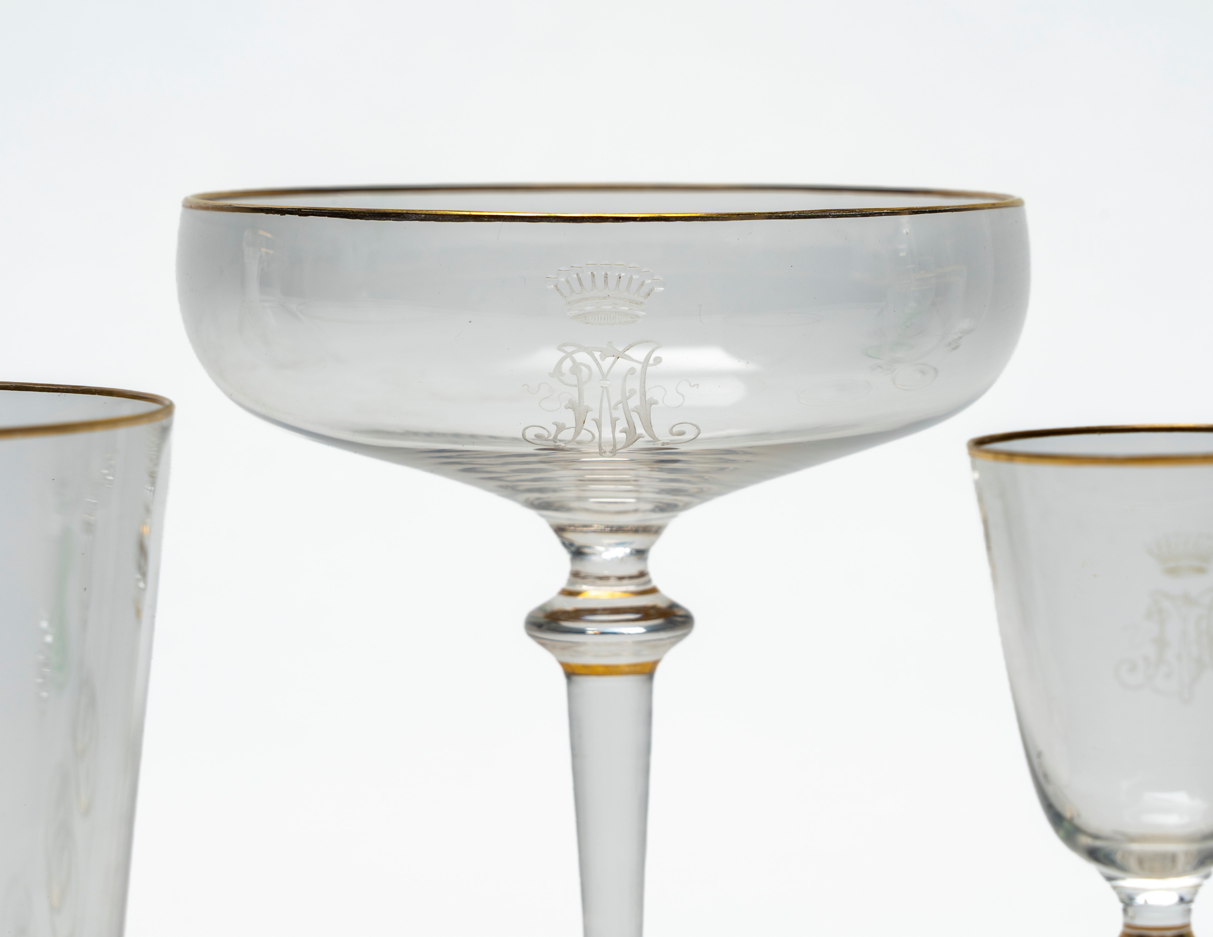 Servizio di Bicchieri in Cristallo con Profili Dorati e Monogramma Coronato Inciso.