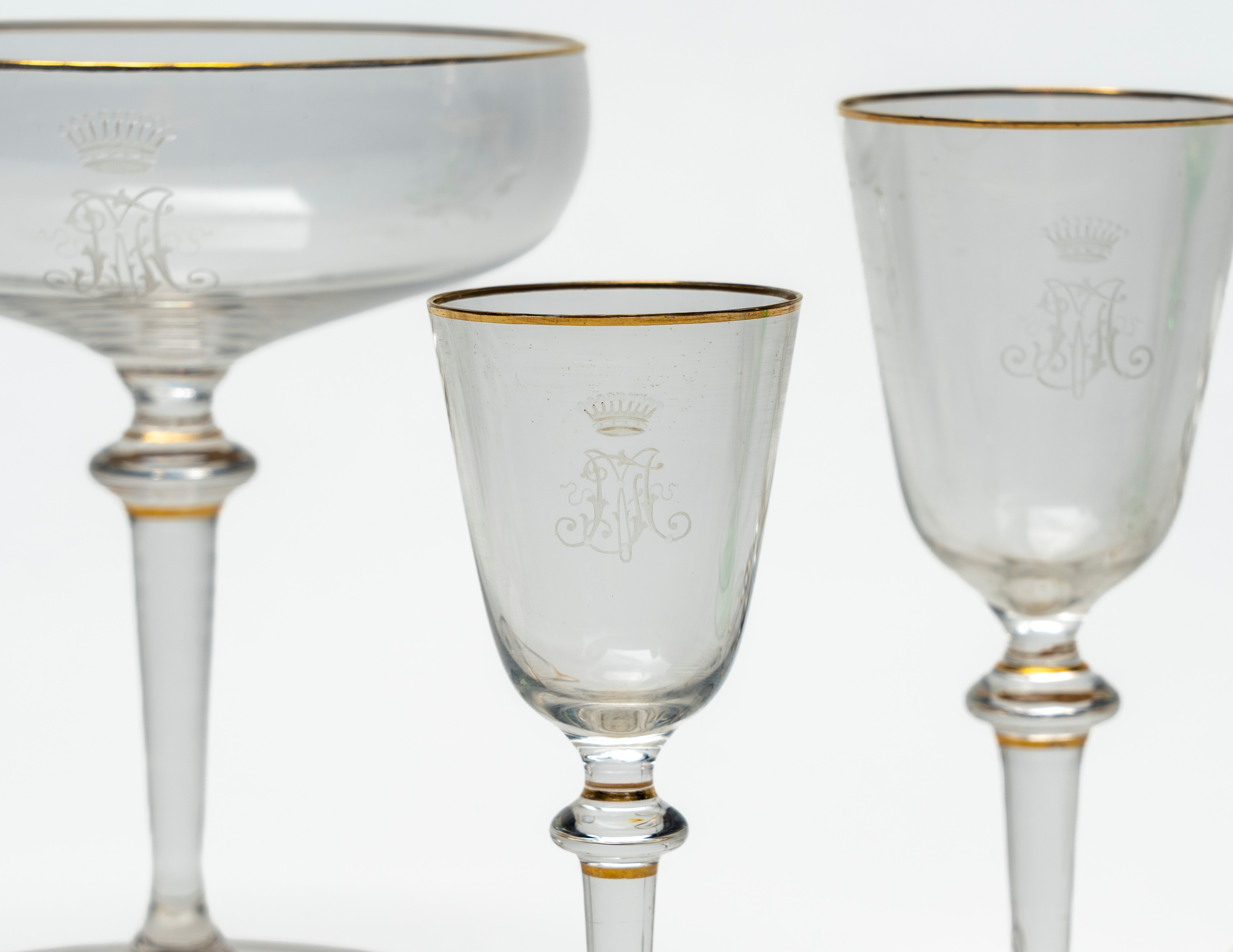 Servizio di Bicchieri in Cristallo con Profili Dorati e Monogramma Coronato Inciso.