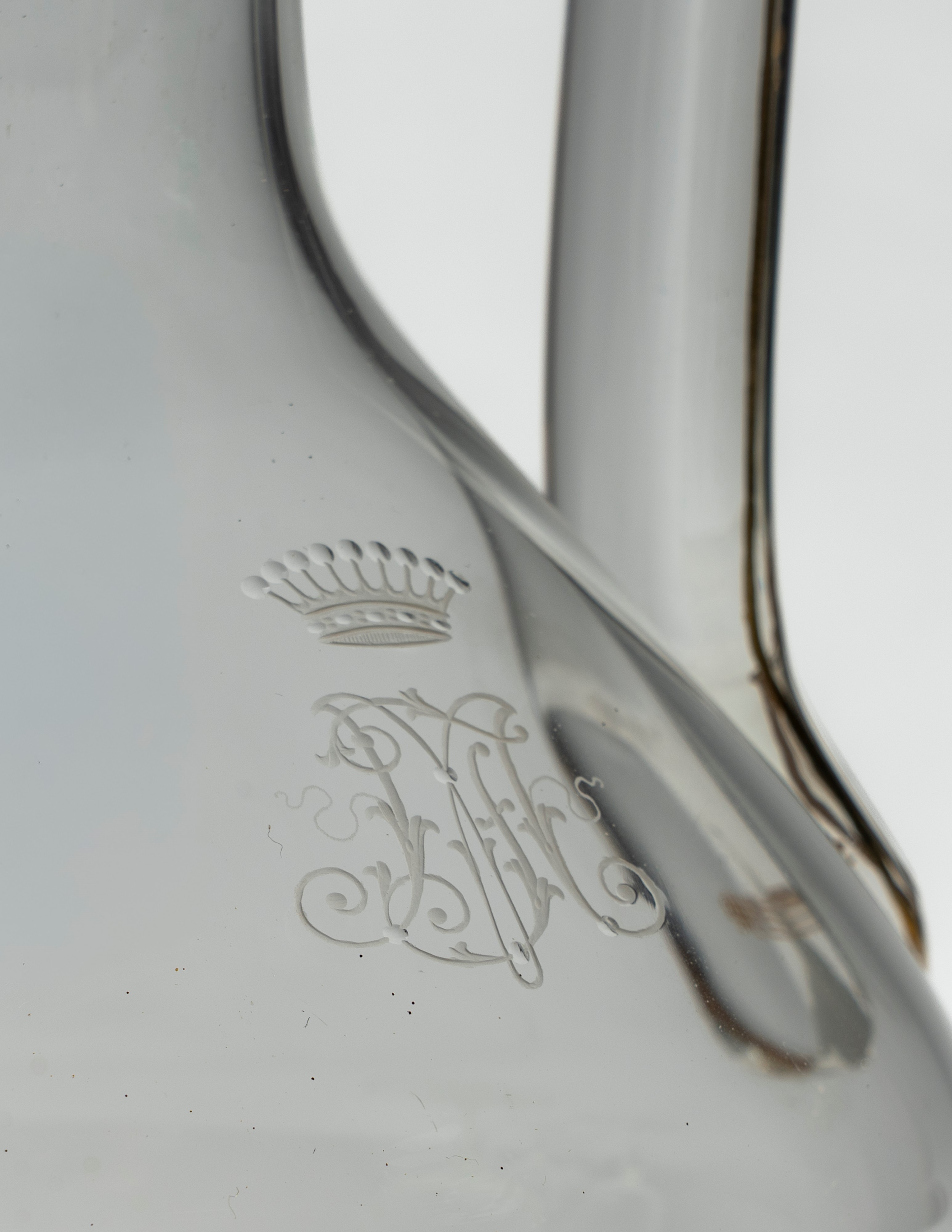 Servizio di Bicchieri in Cristallo con Profili Dorati e Monogramma Coronato Inciso.