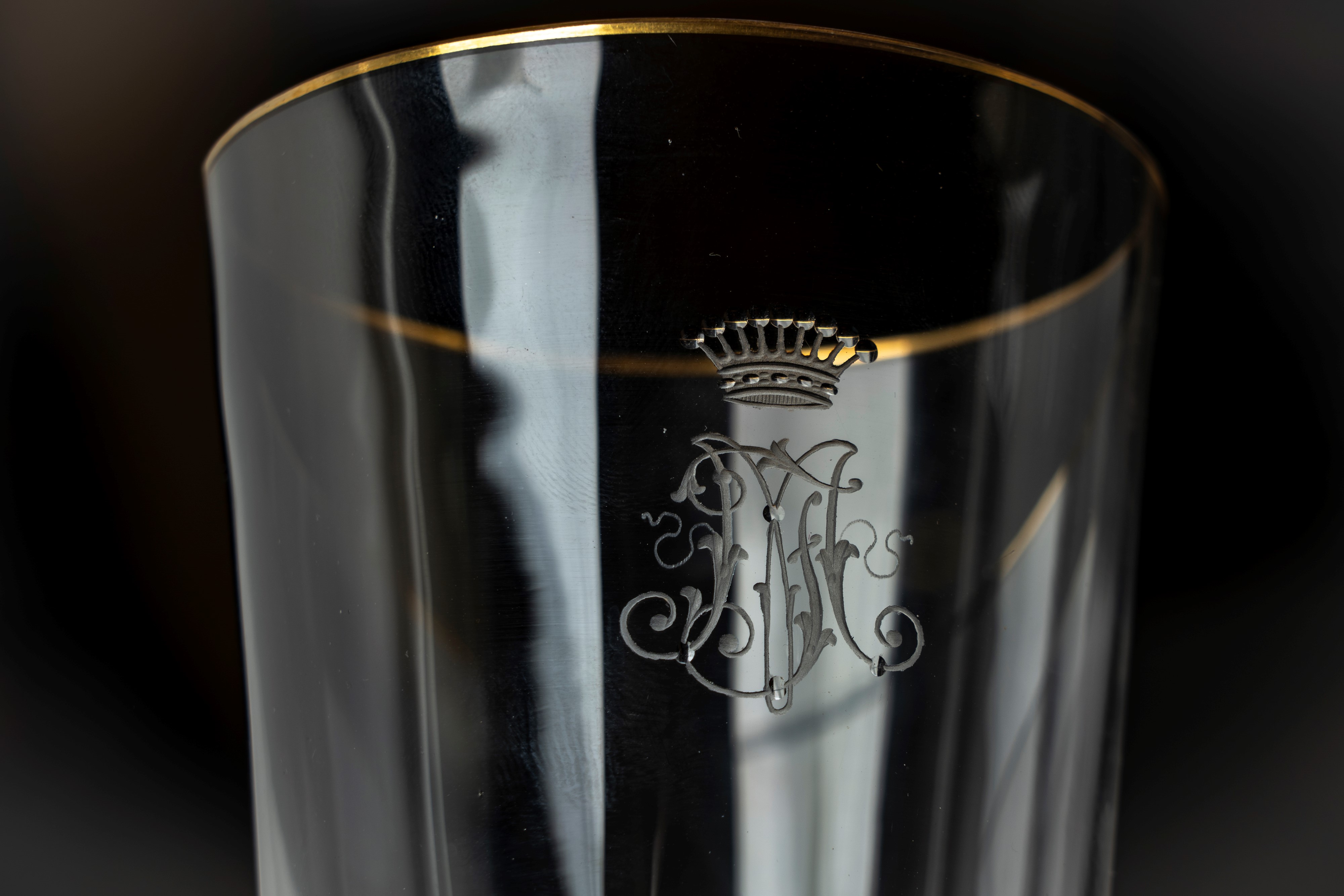 Servizio di Bicchieri in Cristallo con Profili Dorati e Monogramma Coronato Inciso.