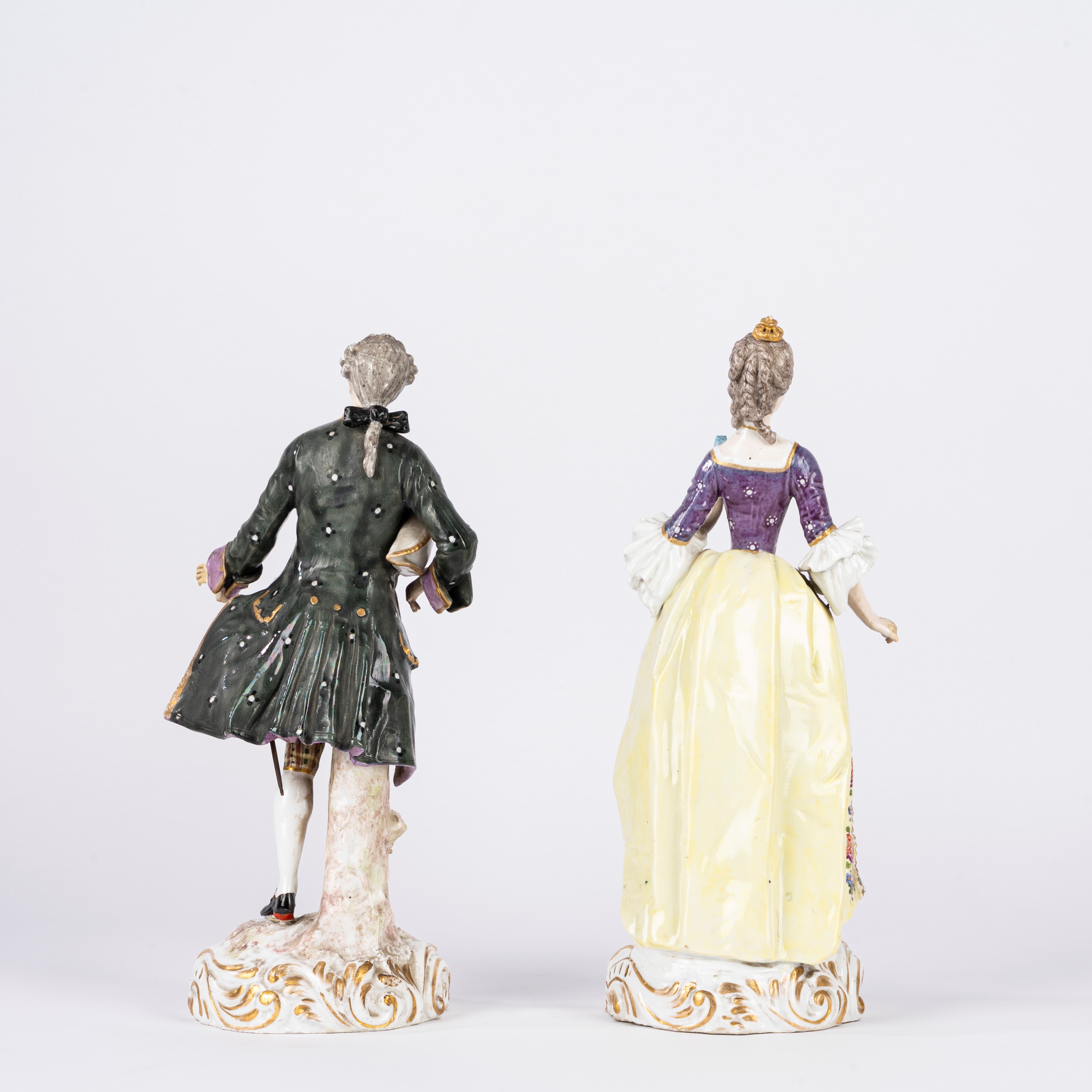 Meissen, Coppia di sculture in porcellana policroma raffiguranti damina e gentiluomo, secolo XIX