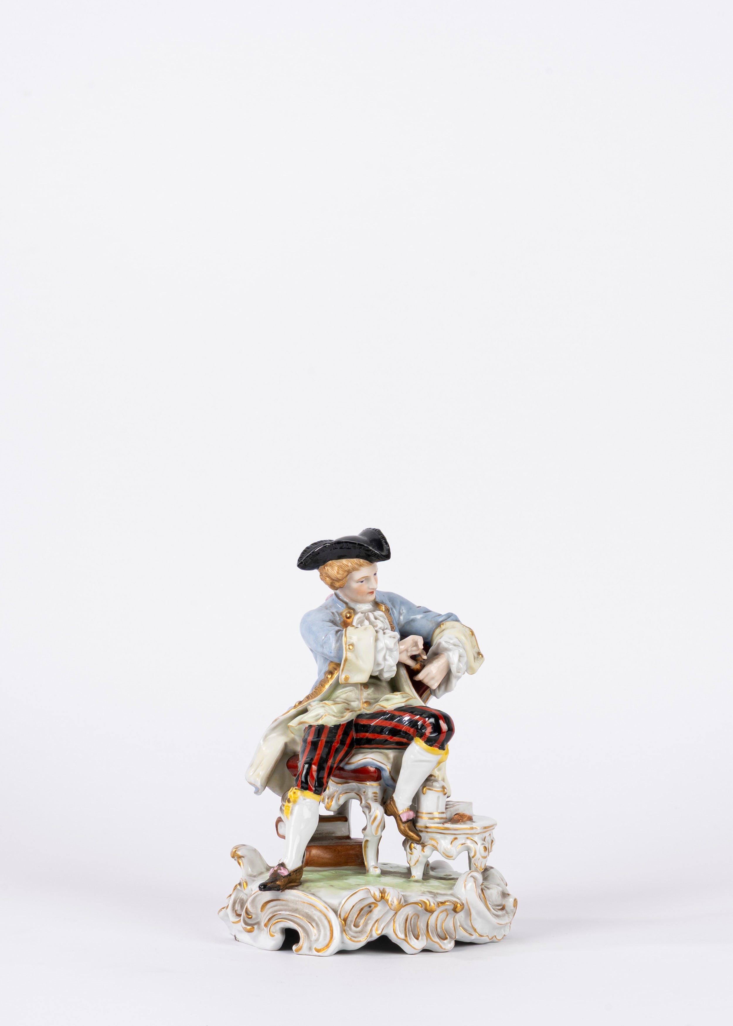 Herend, Scultura in porcellana policroma raffigurante fumatore di pipa, secolo XX