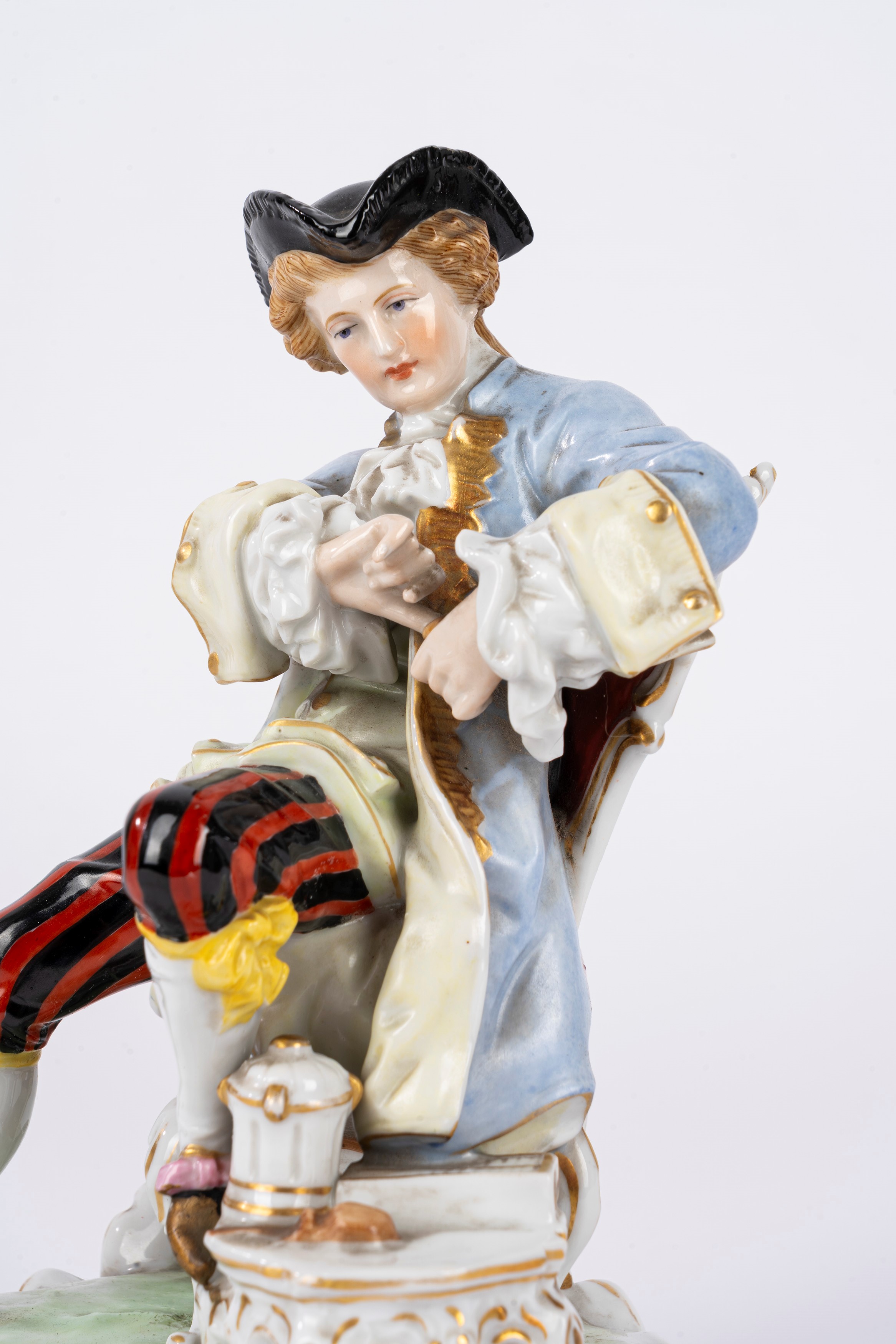 Herend, Scultura in porcellana policroma raffigurante fumatore di pipa, secolo XX