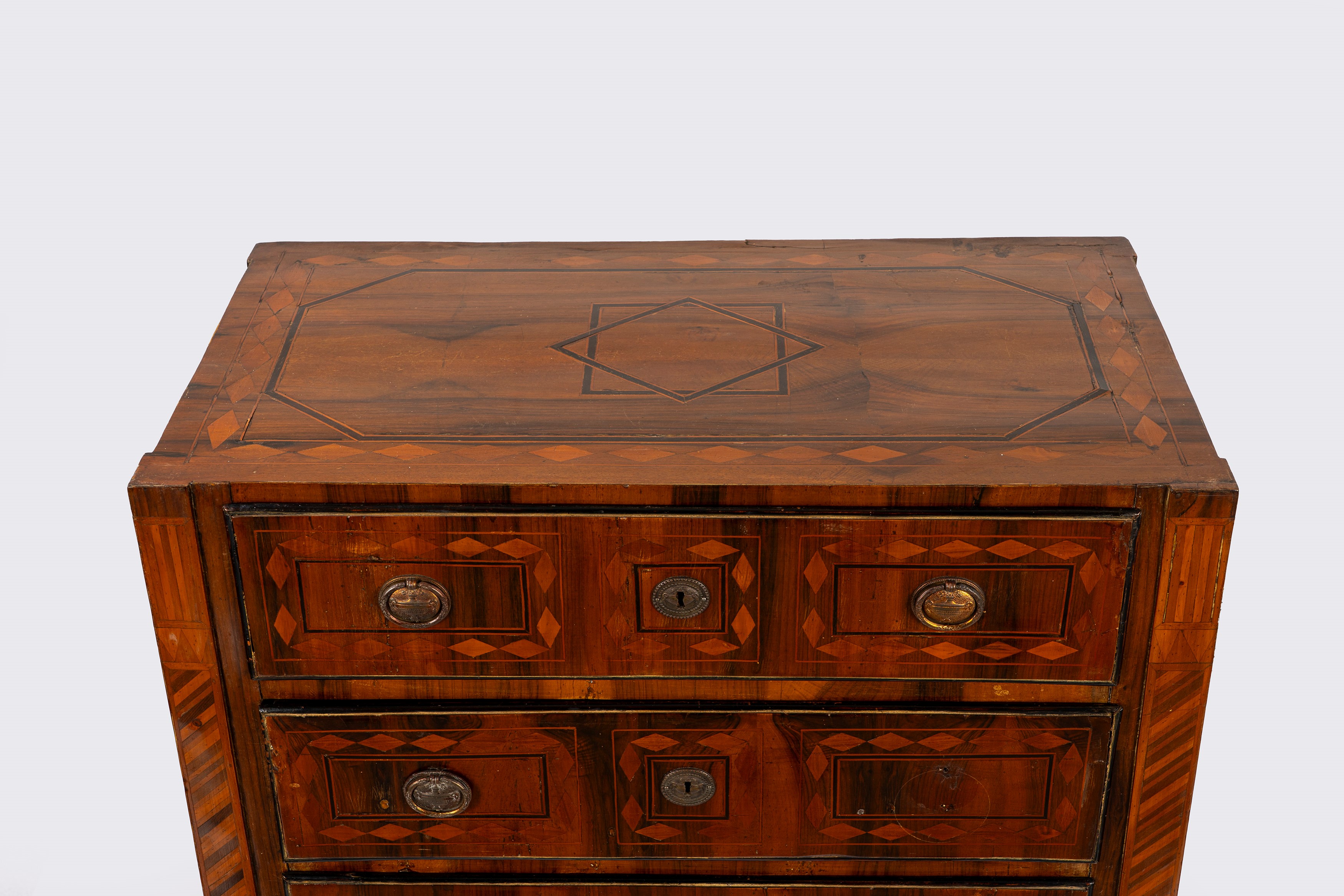 Cassettoncino in legno intarsiato in stile Luigi XVI, tre cassetti