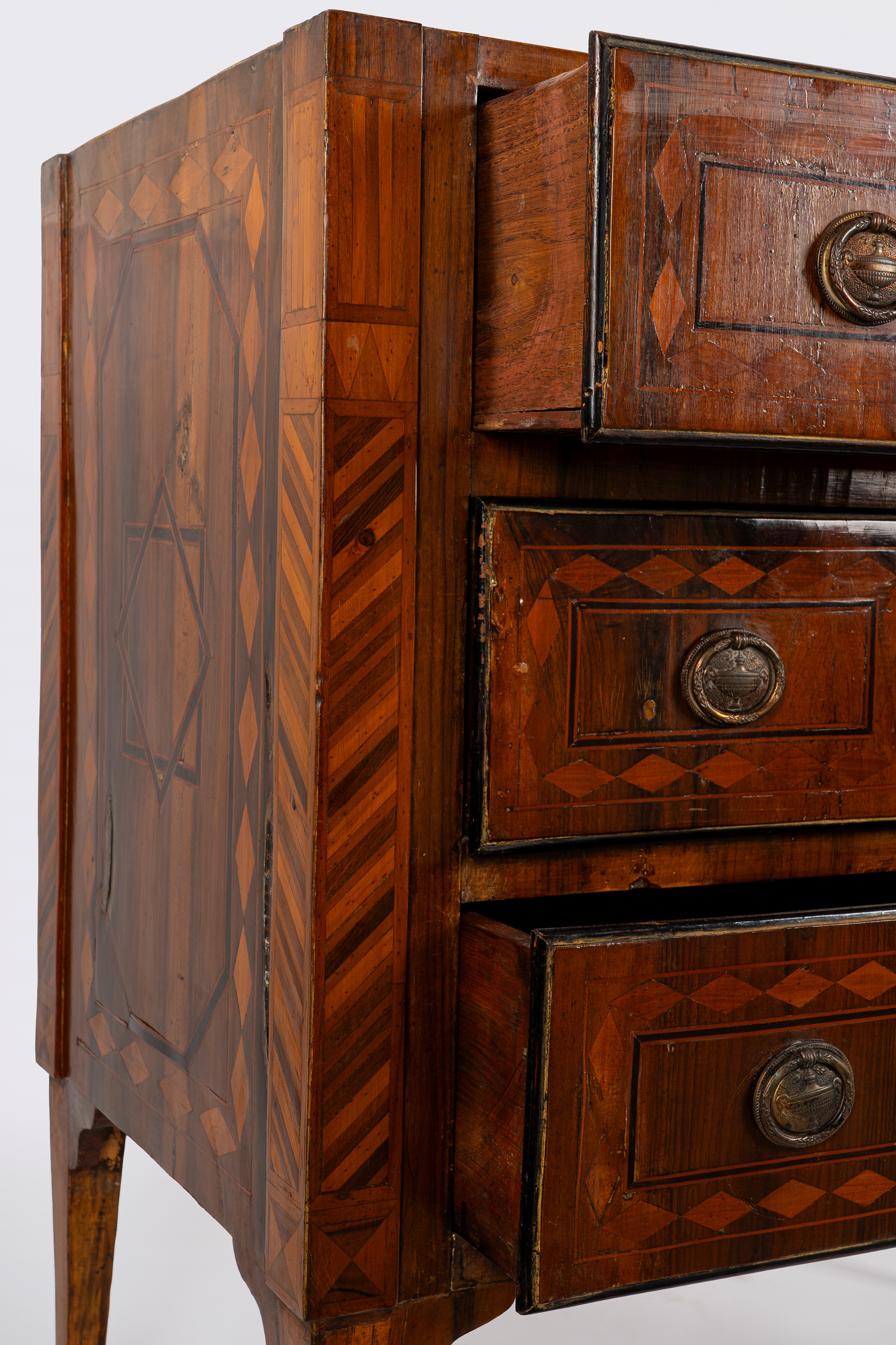 Cassettoncino in legno intarsiato in stile Luigi XVI, tre cassetti