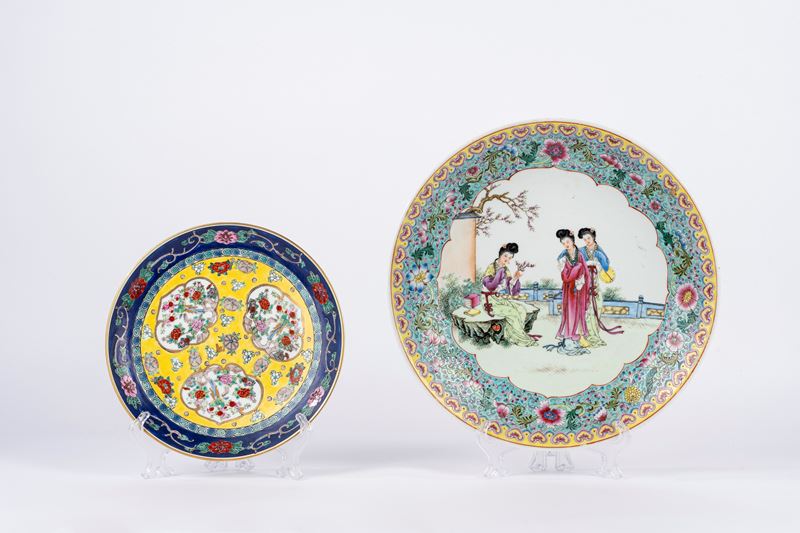 Porcellana policroma, Due piatti decorati (Cina, XX secolo)