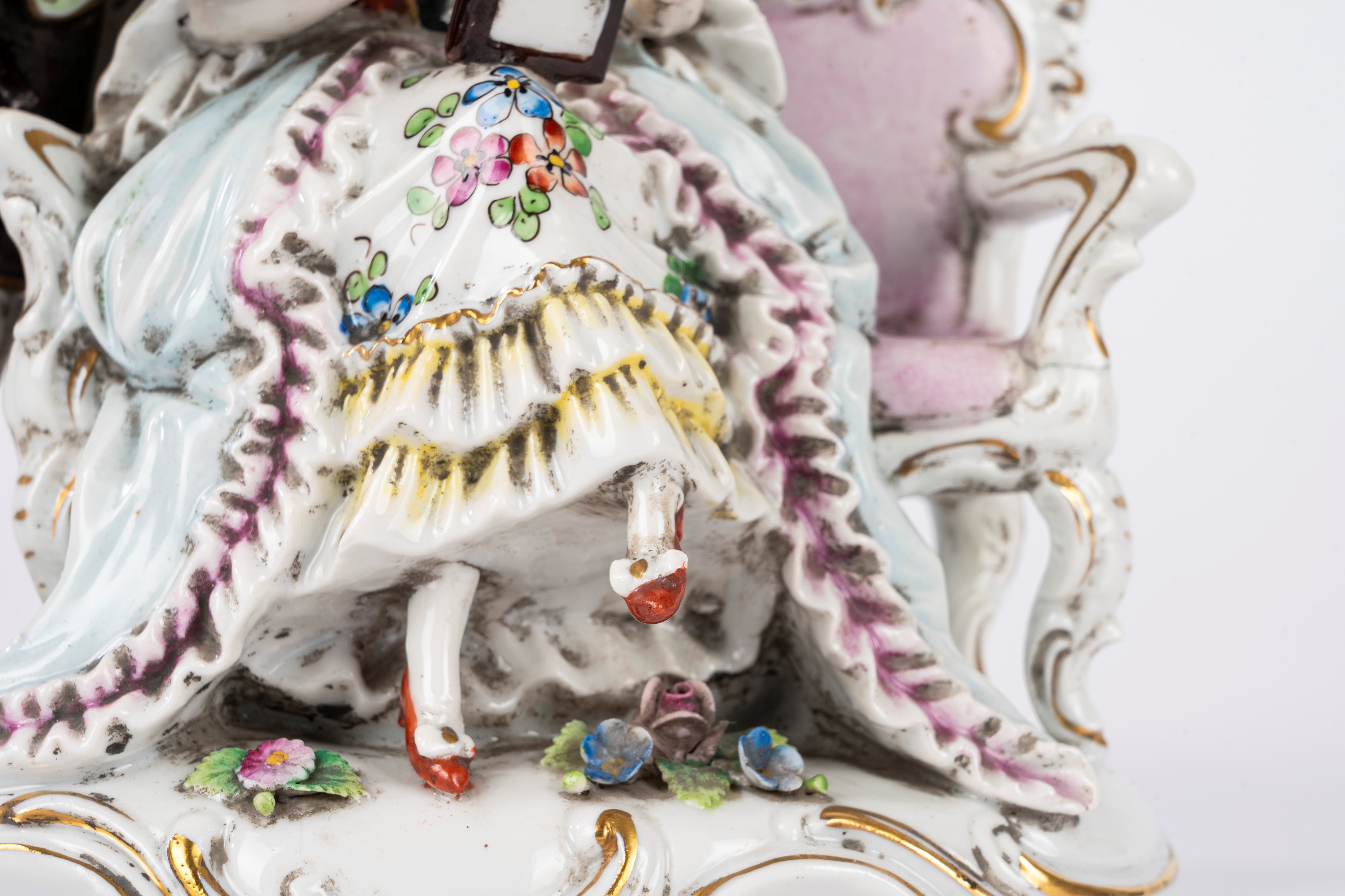 Manifattura di Capodimonte, Tre sculture in porcellana policroma (coppia galante, pastorella con ...