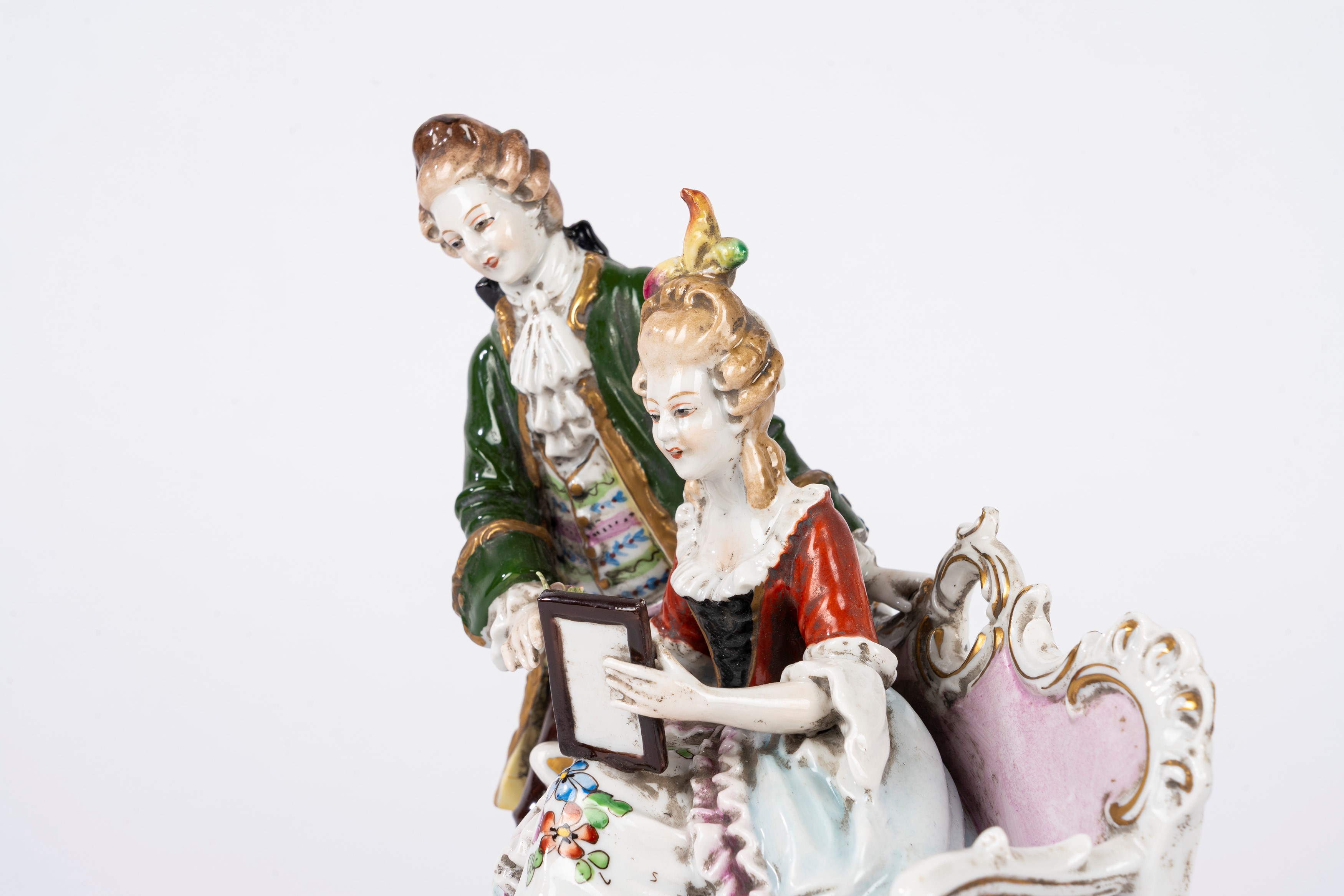 Manifattura di Capodimonte, Tre sculture in porcellana policroma (coppia galante, pastorella con ...