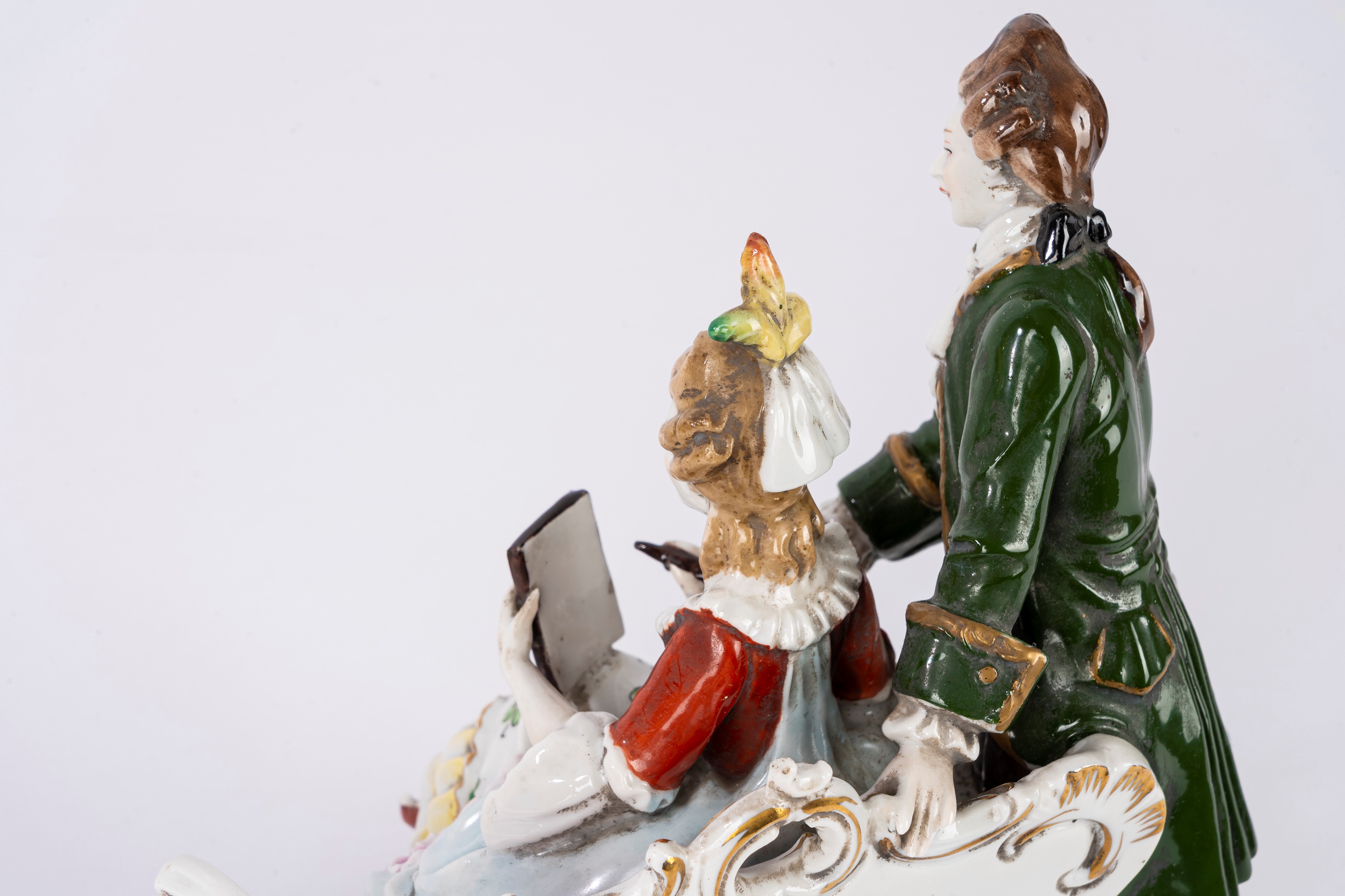 Manifattura di Capodimonte, Tre sculture in porcellana policroma (coppia galante, pastorella con ...