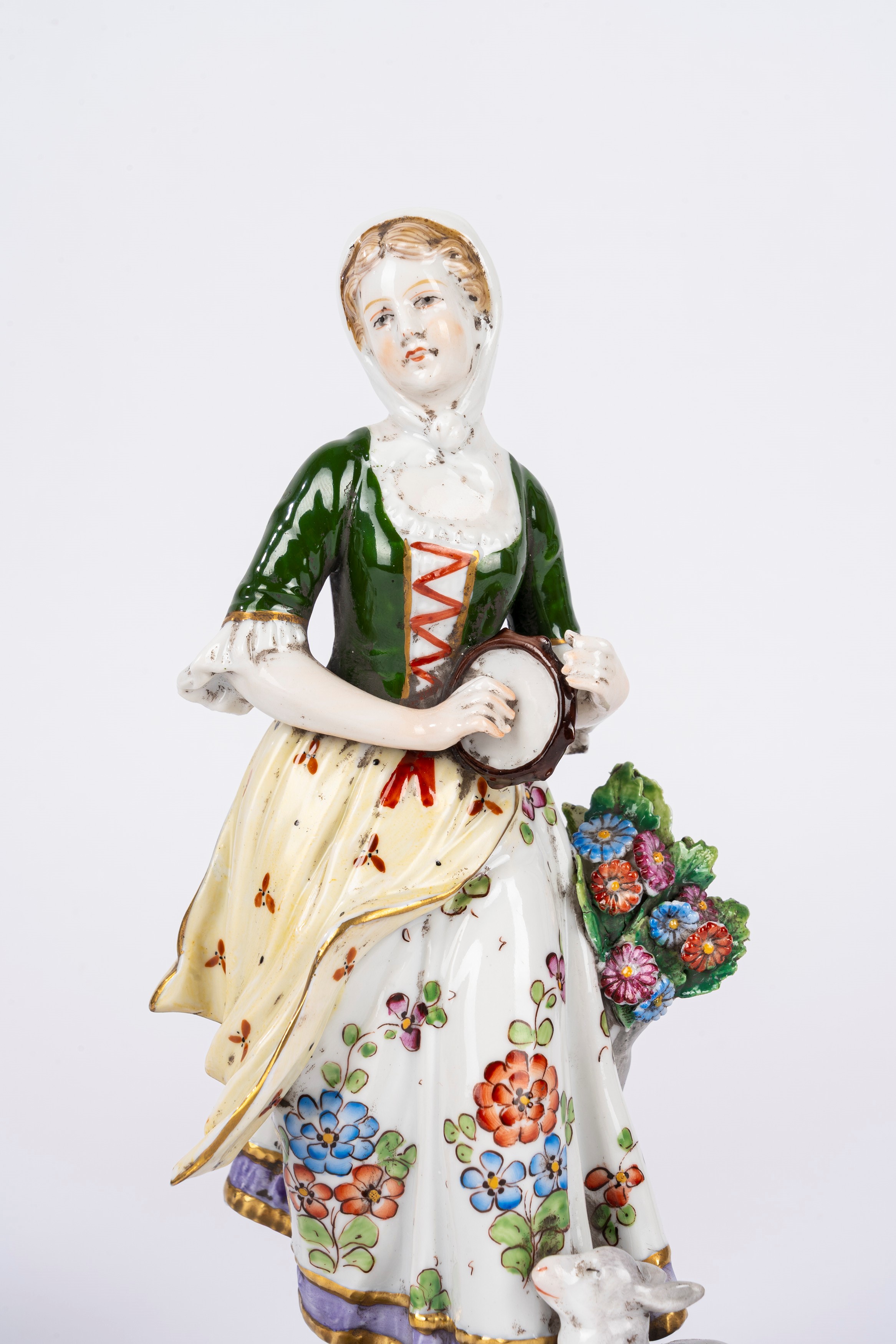 Manifattura di Capodimonte, Tre sculture in porcellana policroma (coppia galante, pastorella con ...