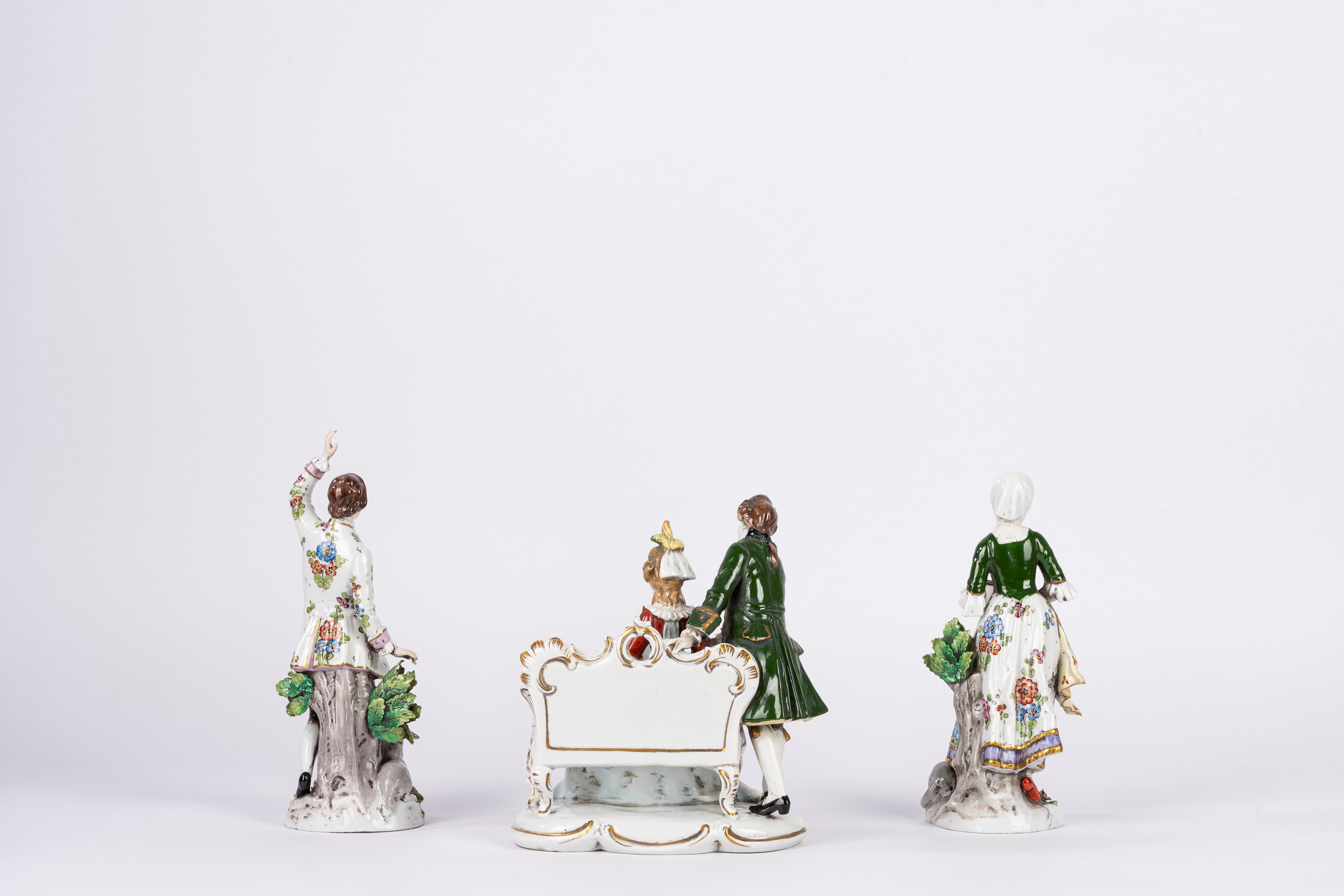Manifattura di Capodimonte, Tre sculture in porcellana policroma (coppia galante, pastorella con ...