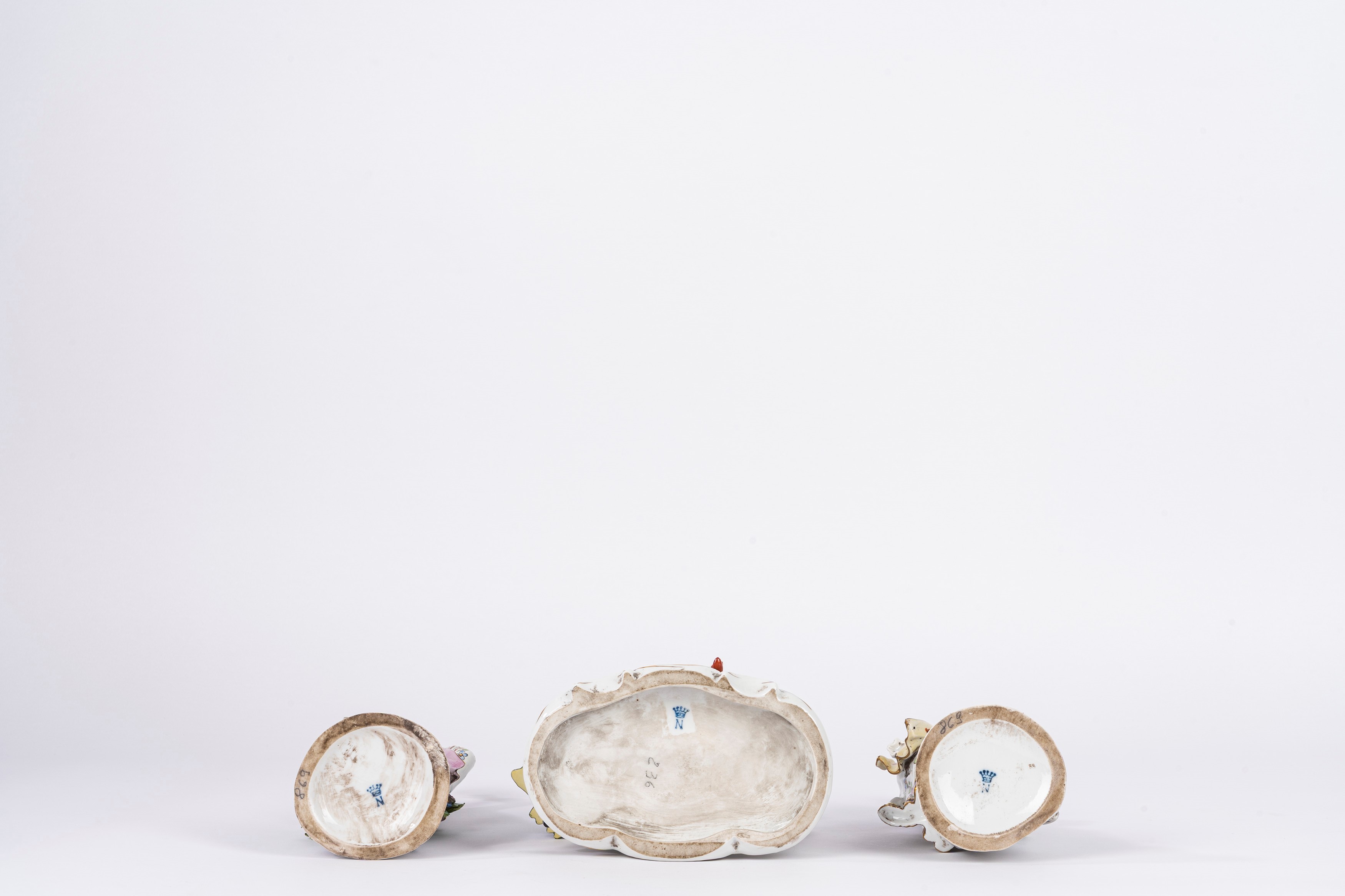 Manifattura di Capodimonte, Tre sculture in porcellana policroma (coppia galante, pastorella con ...