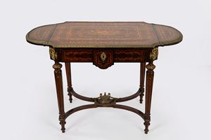 Tavolino con alette in legno intarsiato con finiture in bronzo dorato, fine secolo XIX