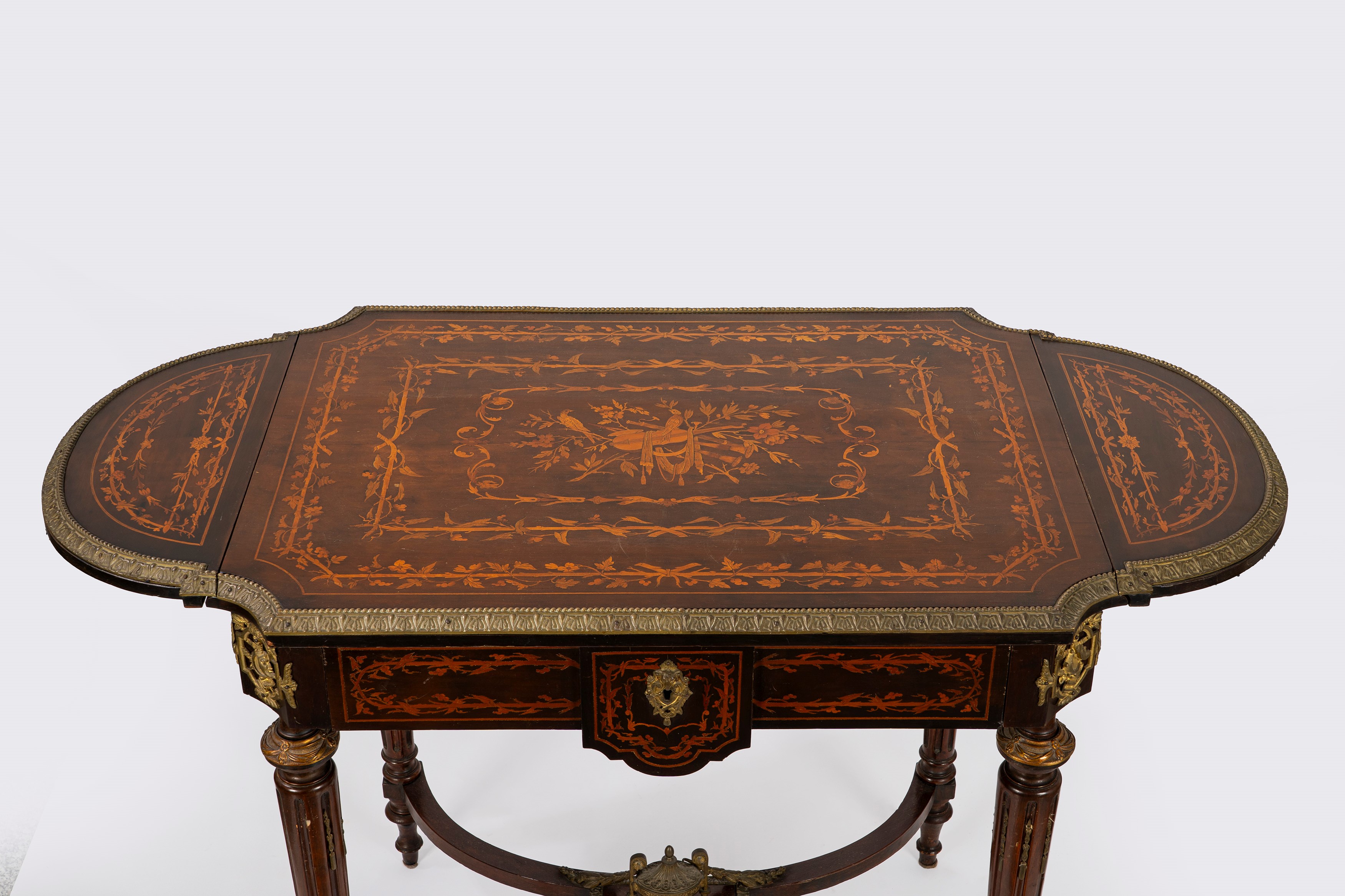 Tavolino con alette, intarsio vegetale e finiture in bronzo dorato, fine secolo XIX